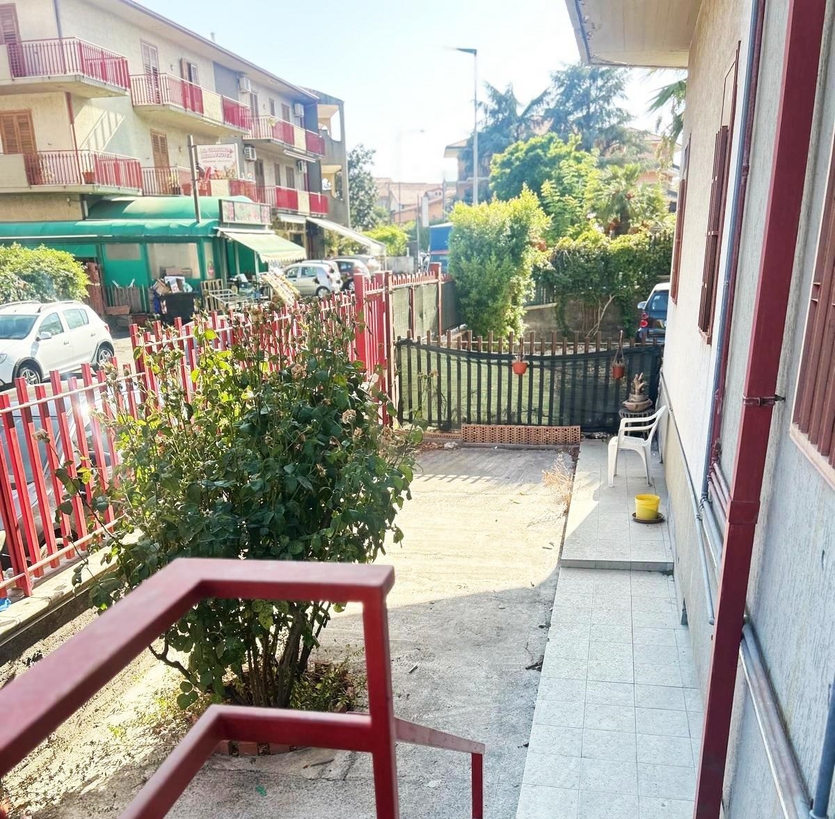 Locale commerciale con terrazzo a Mascalucia