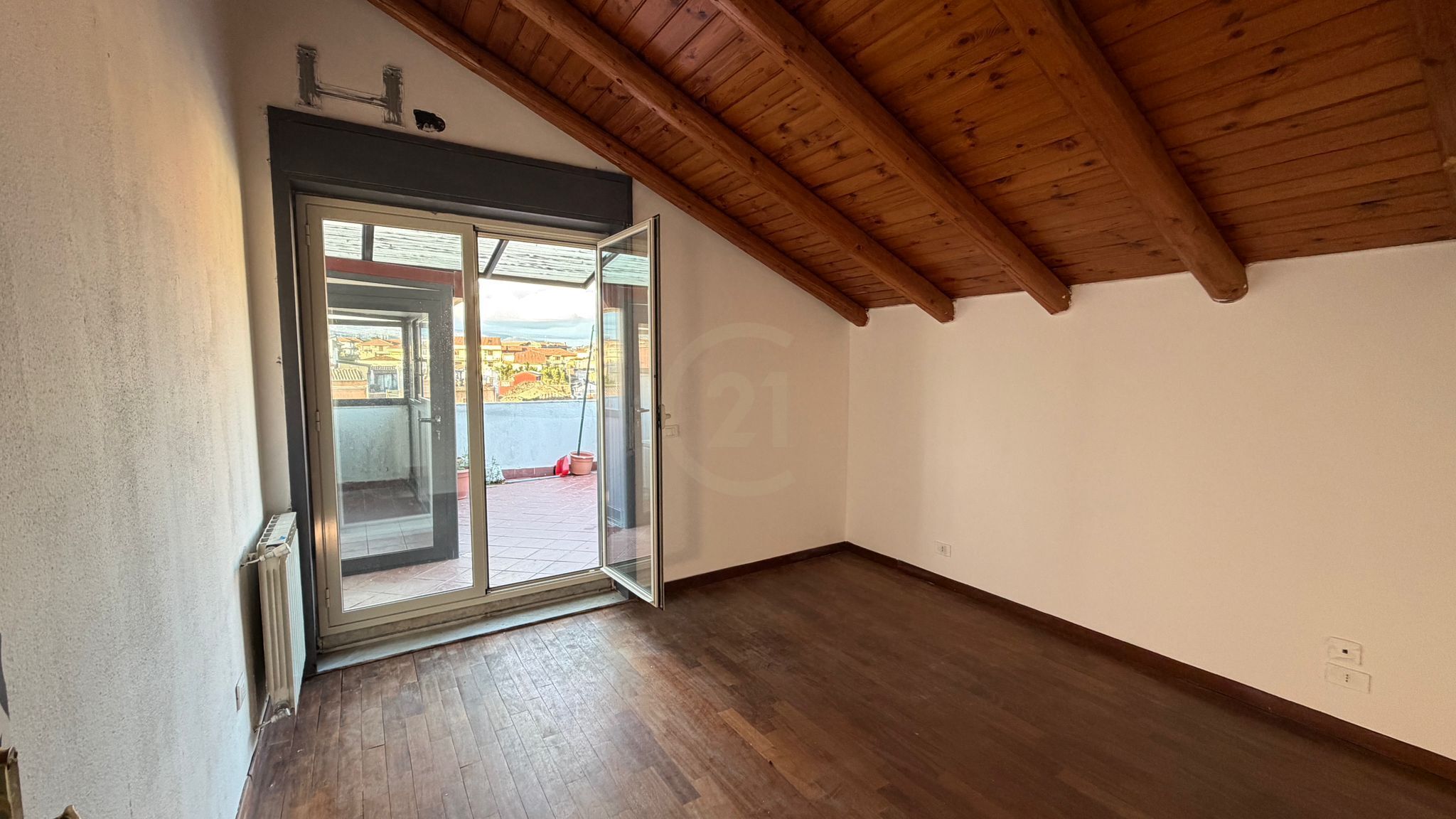 Mansarda con terrazzo, Gravina di Catania centro