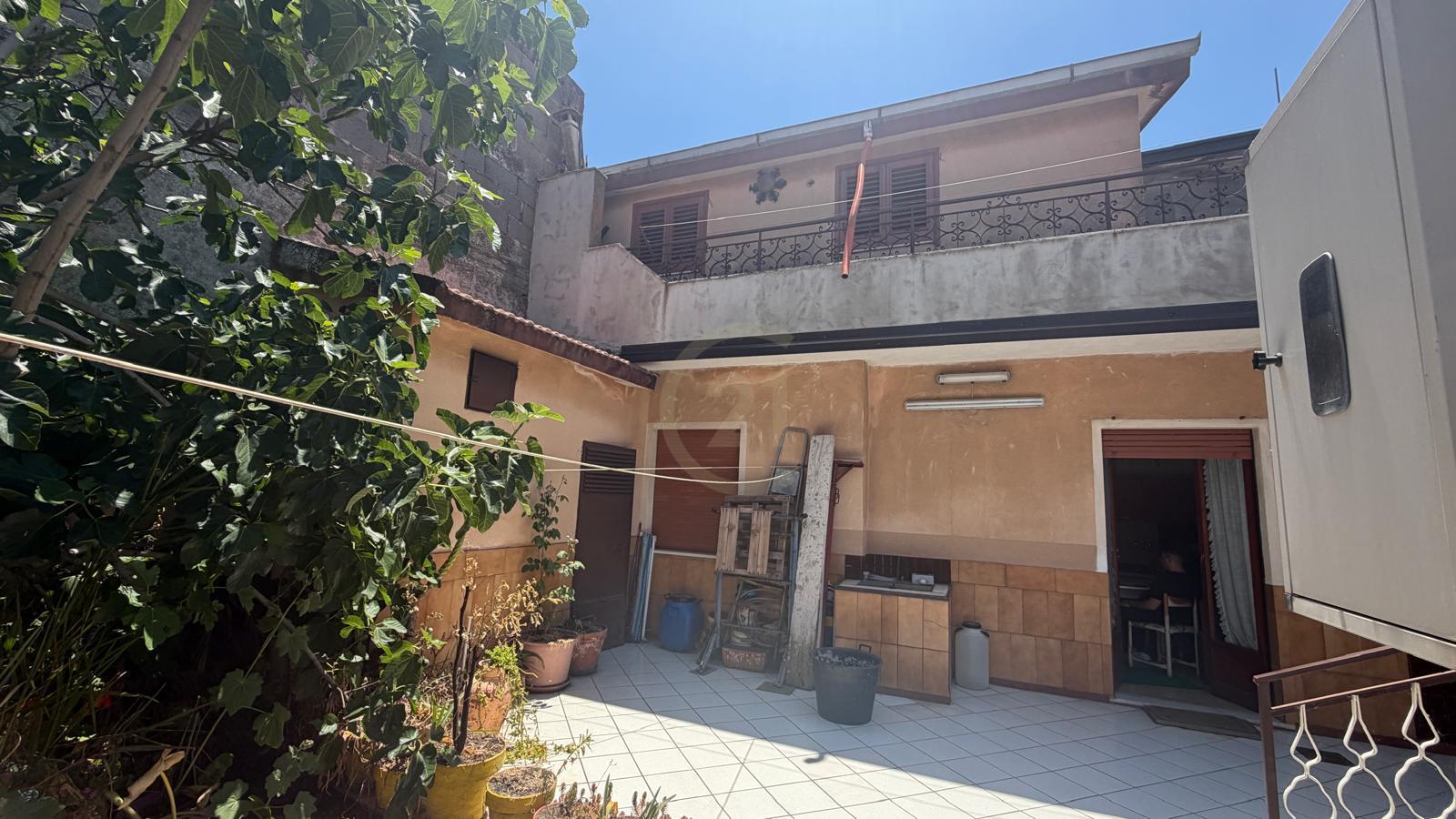 Casa indipendente da ristrutturare, Nicolosi centro