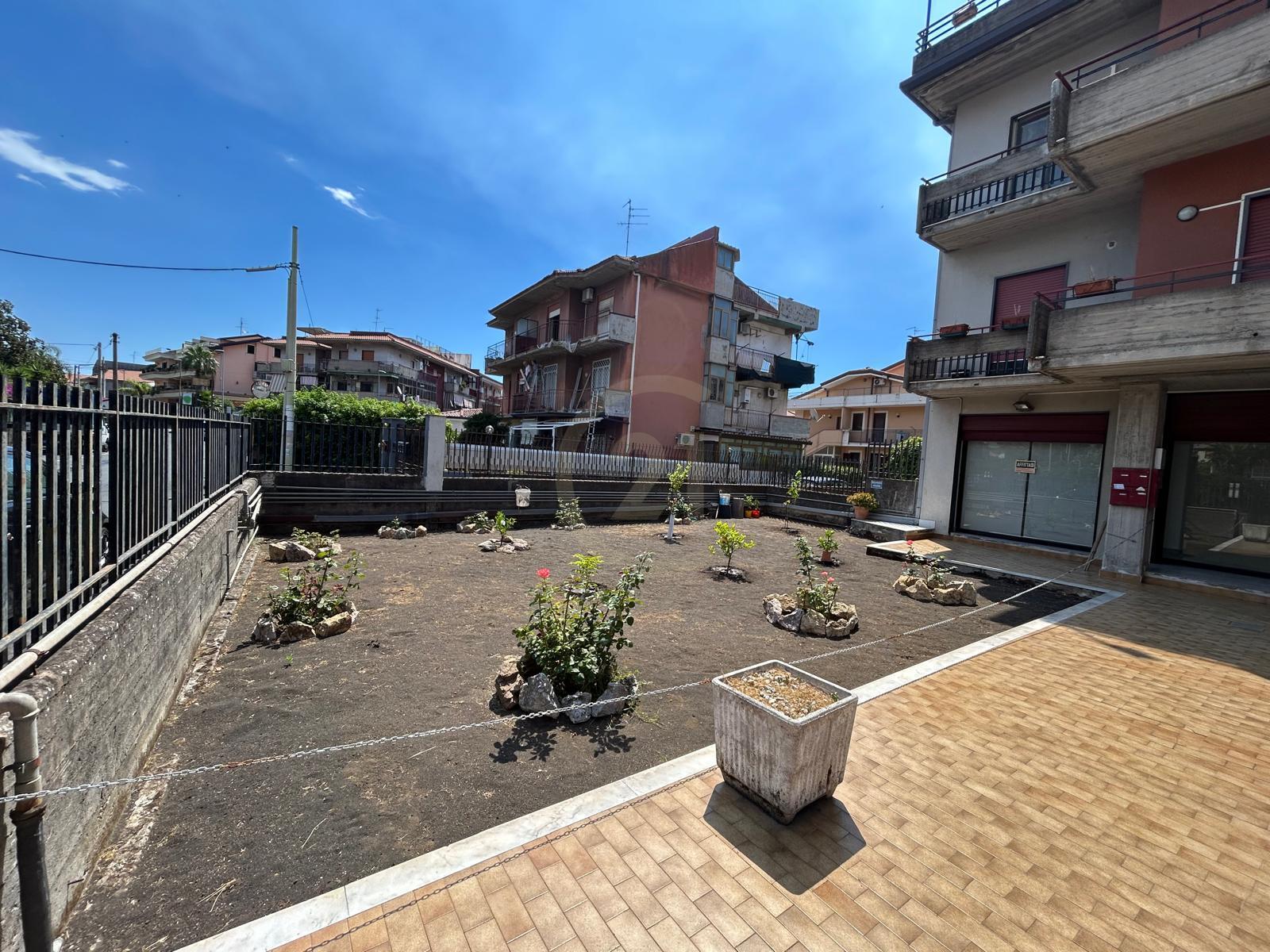 Locale commerciale in affitto, Gravina di Catania centro