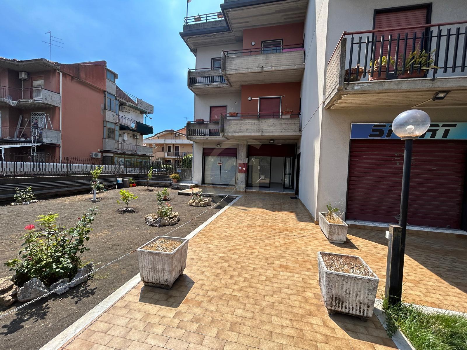 Locale commerciale in affitto, Gravina di Catania centro