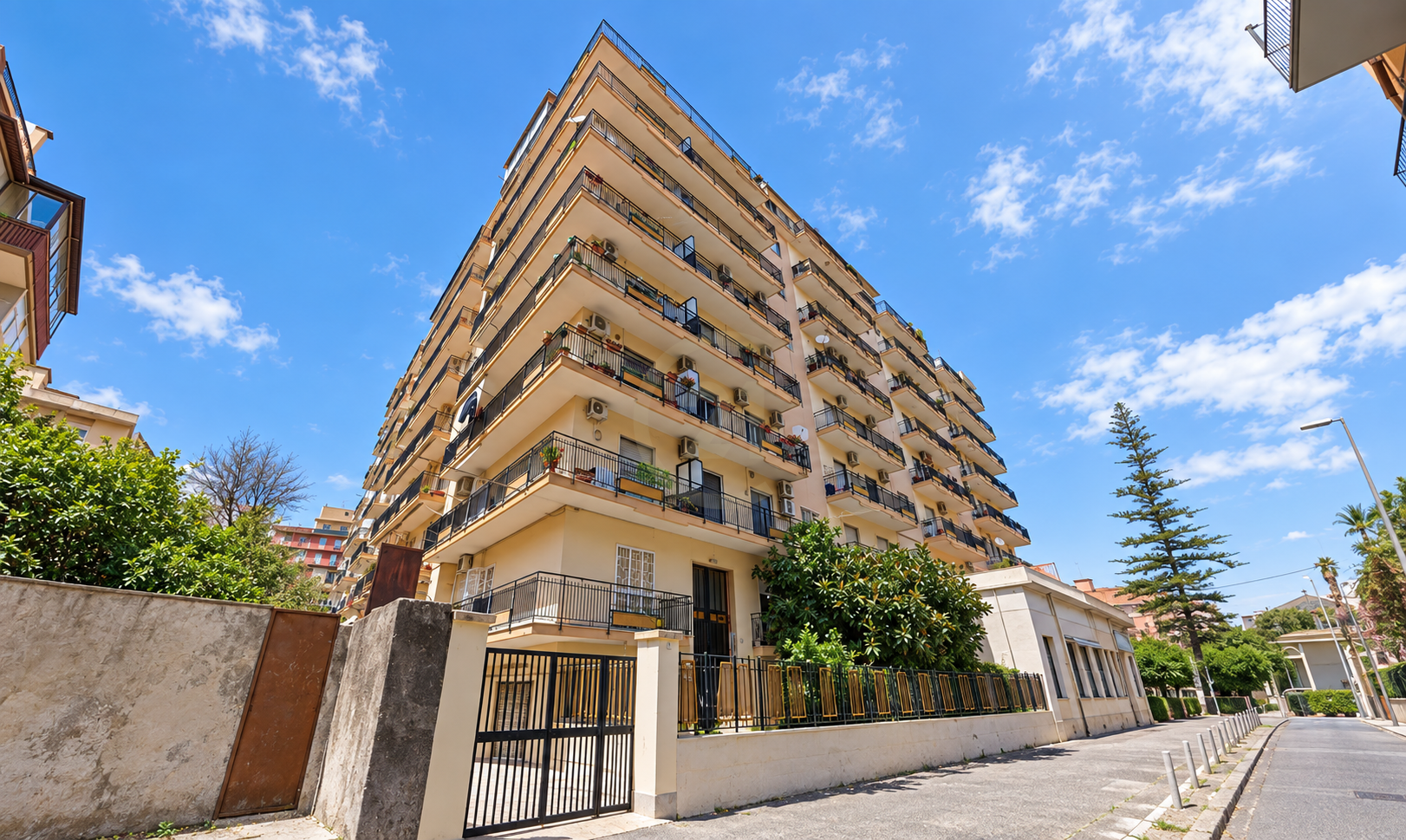 Trilocale ristrutturato in via falsaperla 2h, Catania