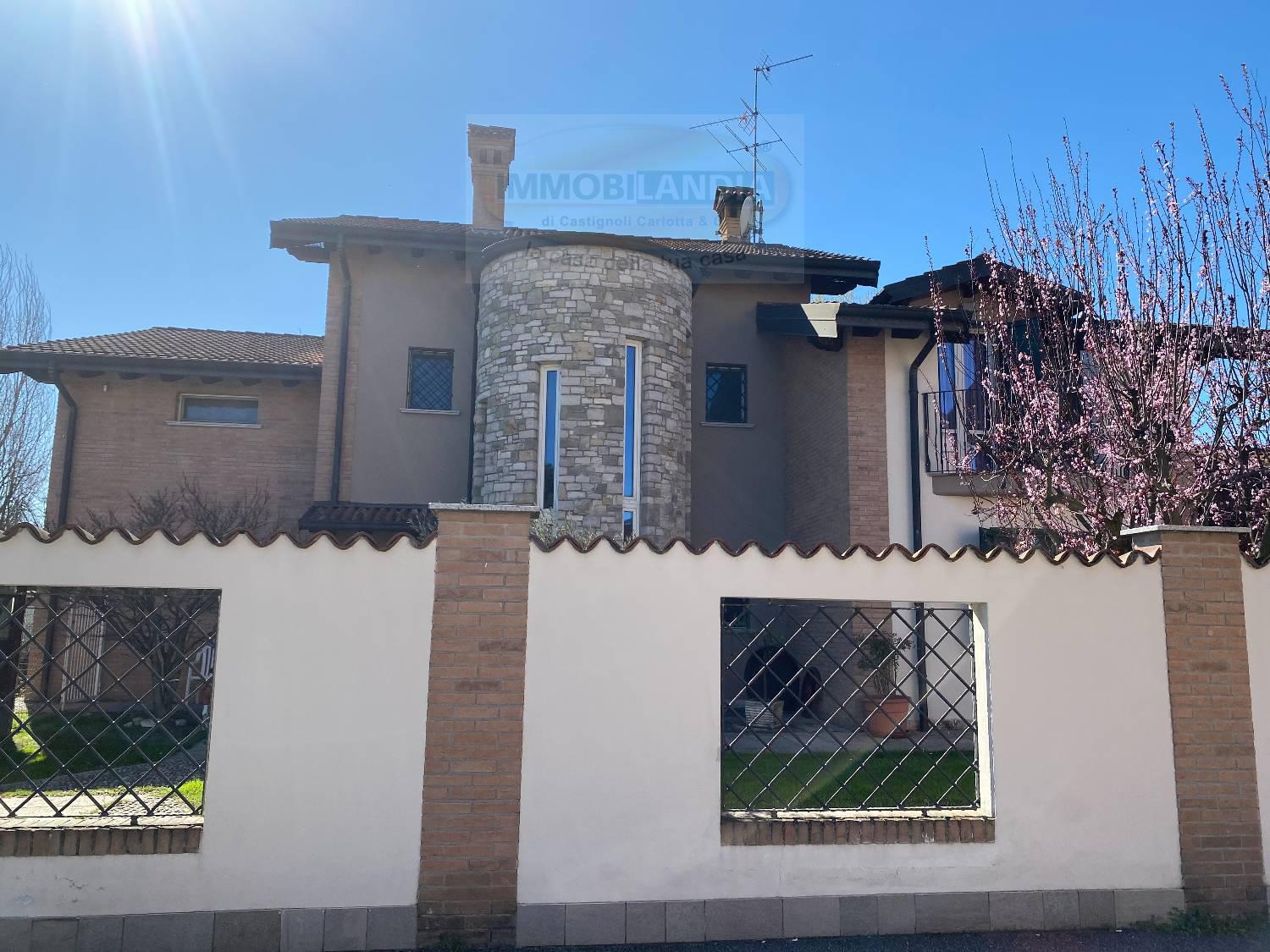 Villa con giardino a Comazzo