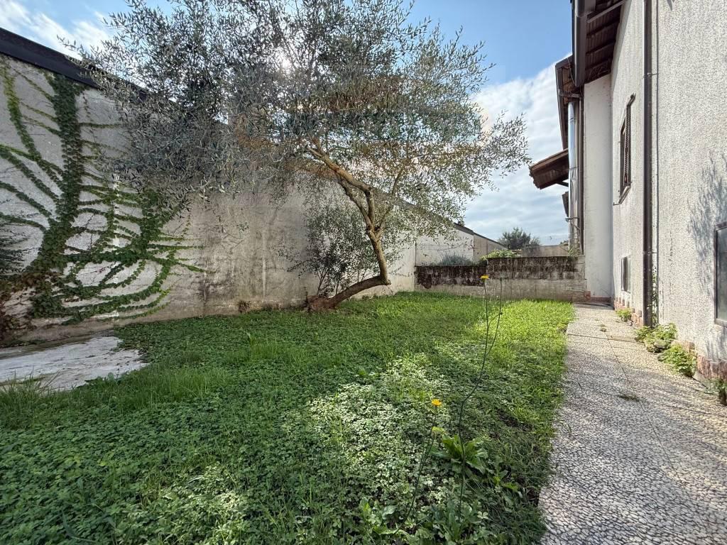 Villa Bifamiliare con giardino a Zelo Buon Persico