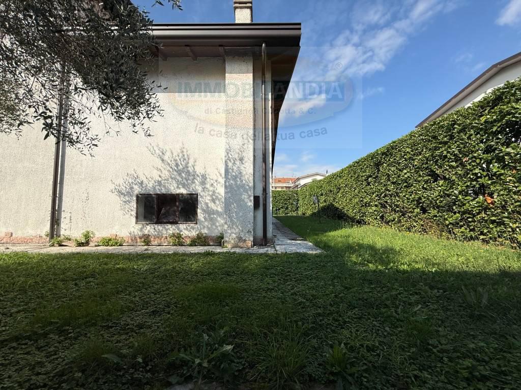 Villa Bifamiliare con giardino a Zelo Buon Persico