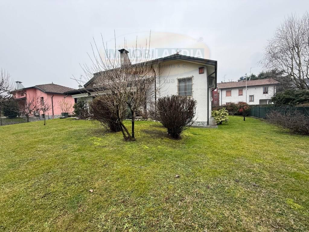 Villa con giardino a Paullo