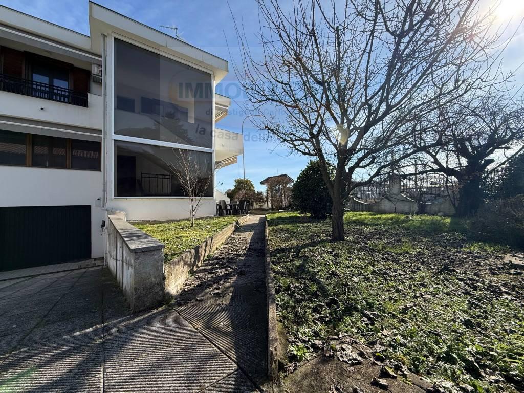 Villa con giardino a Mediglia