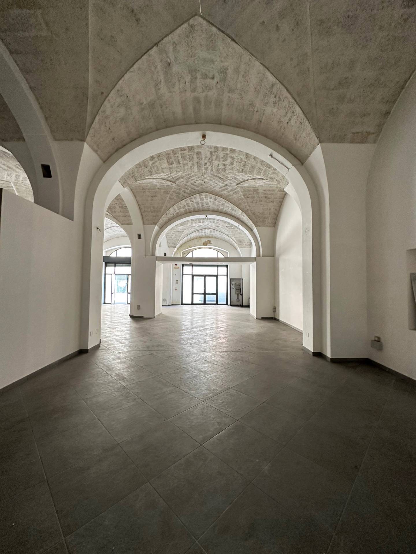 Locale commerciale in affitto a Maglie