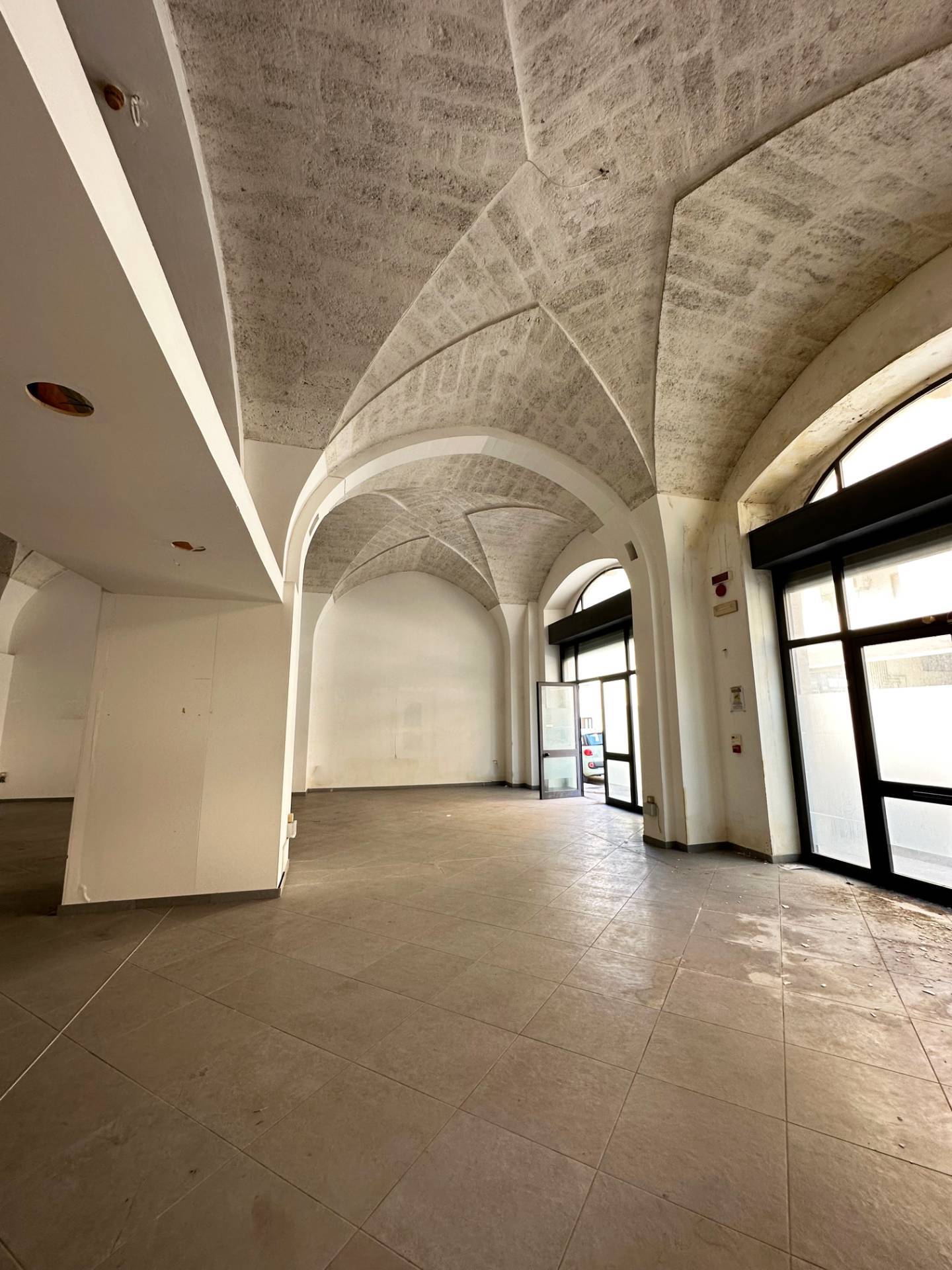 Locale commerciale in affitto a Maglie