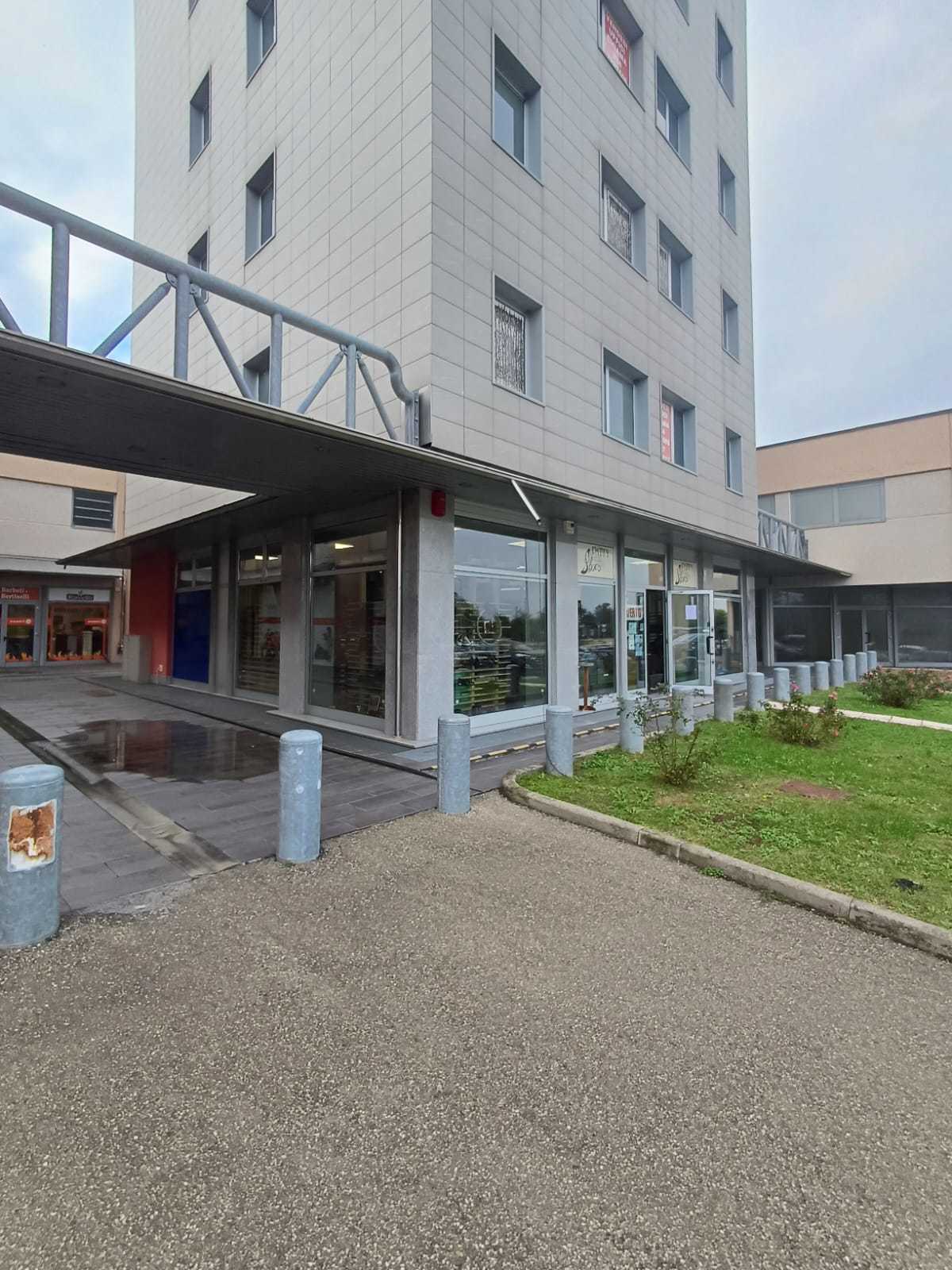 Locale commerciale in affitto a Medesano