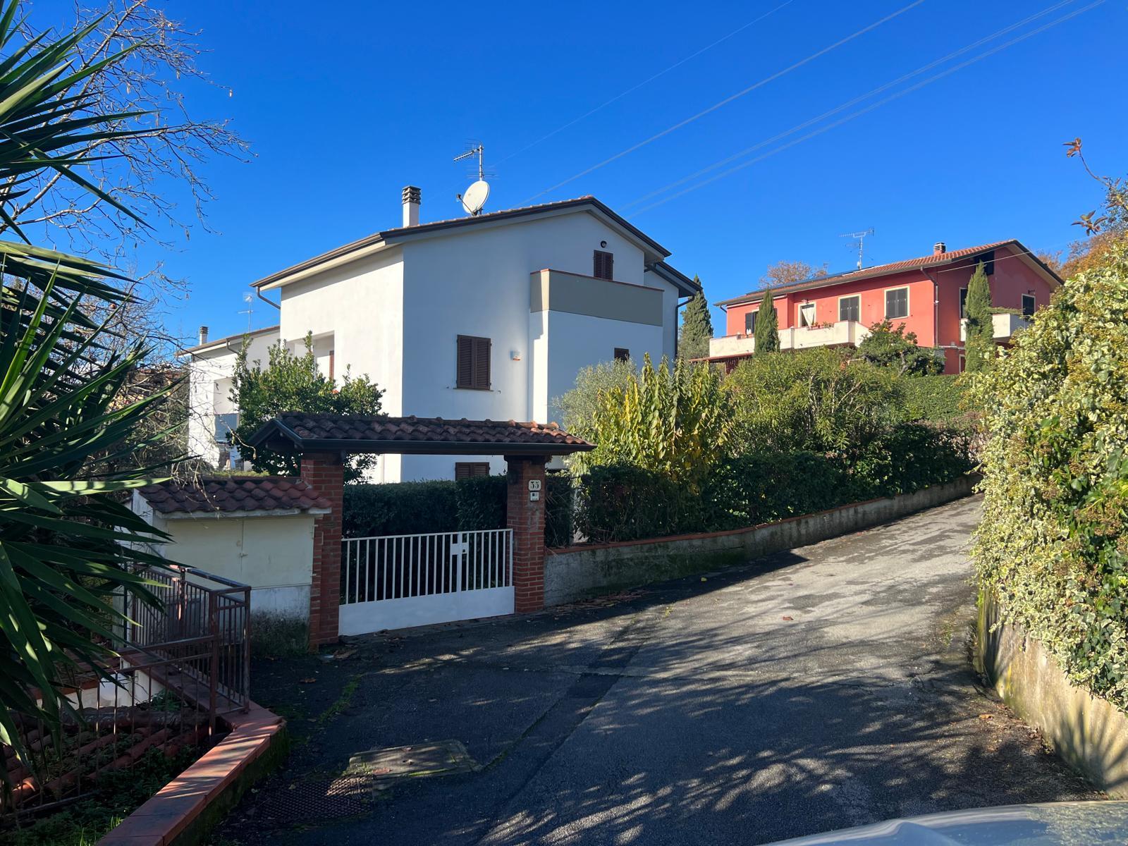 casa indipendente in vendita a Sarzana