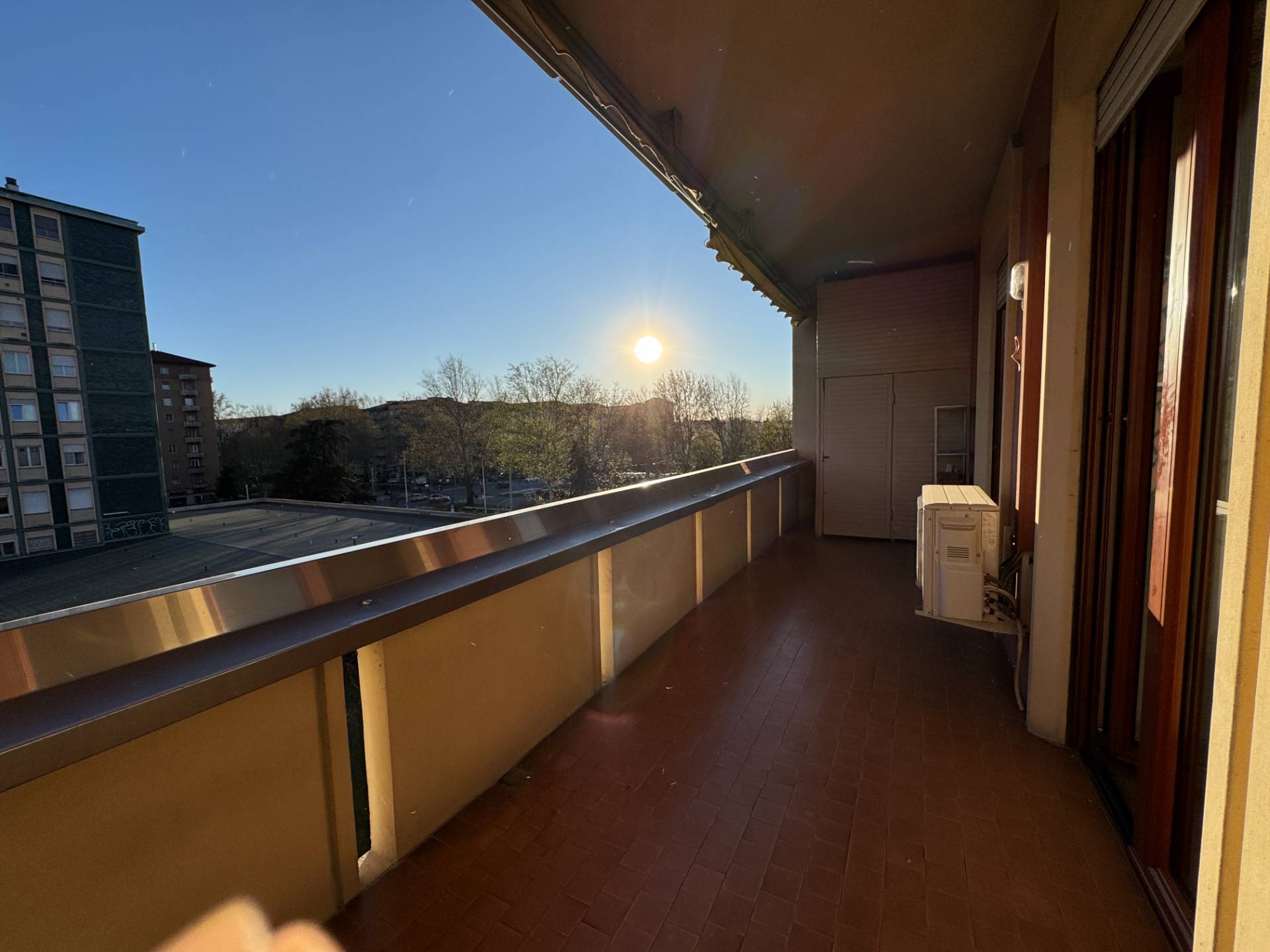 Appartamento in affitto a Milano, Testi