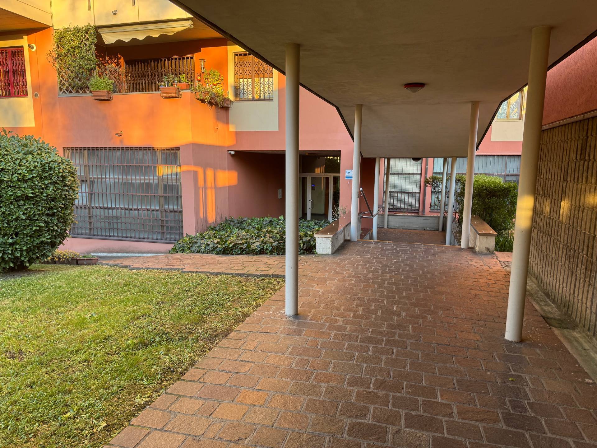 Appartamento in affitto a Milano, Testi