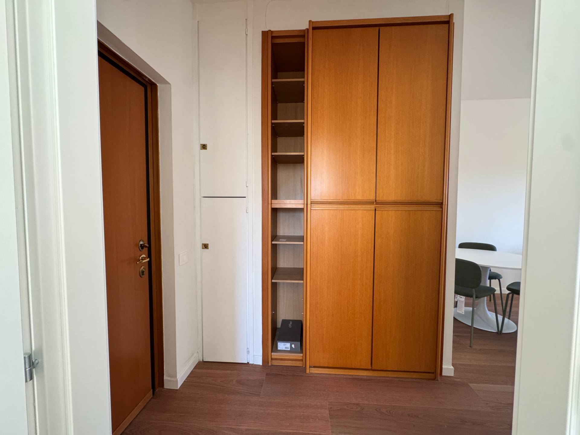 Appartamento in affitto a Milano, Testi