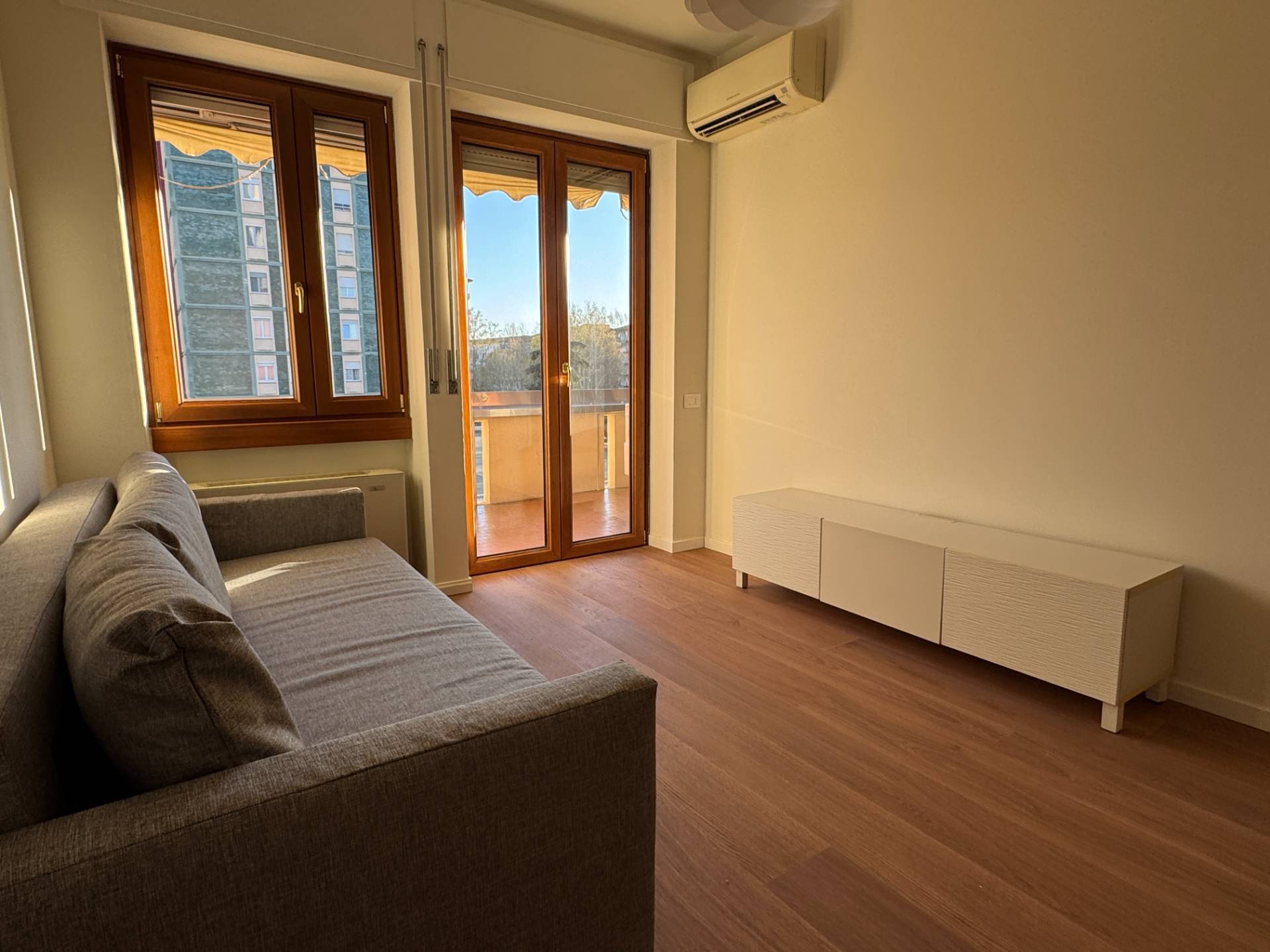 Appartamento in affitto a Milano, Testi