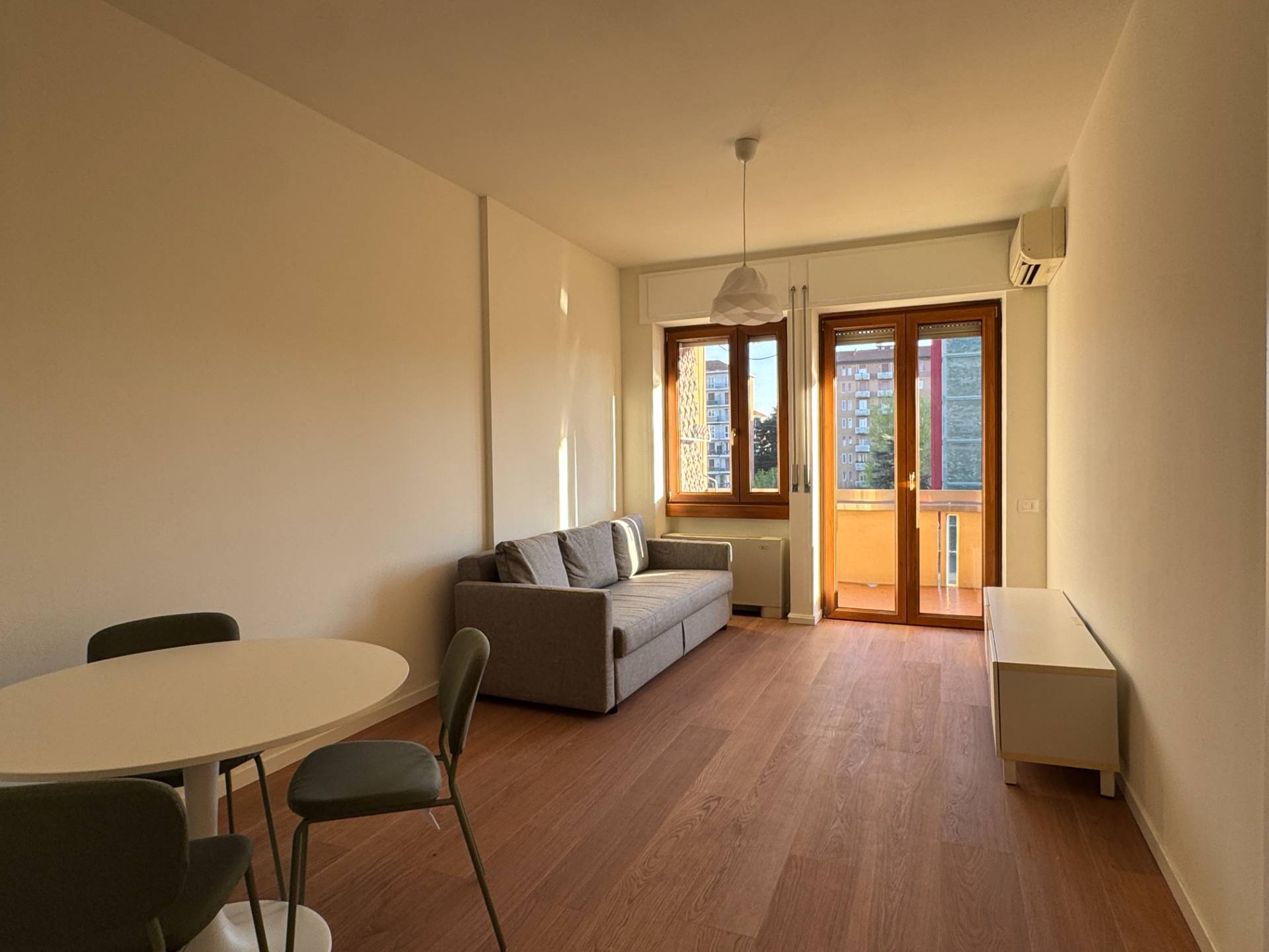 Appartamento in affitto a Milano, Testi