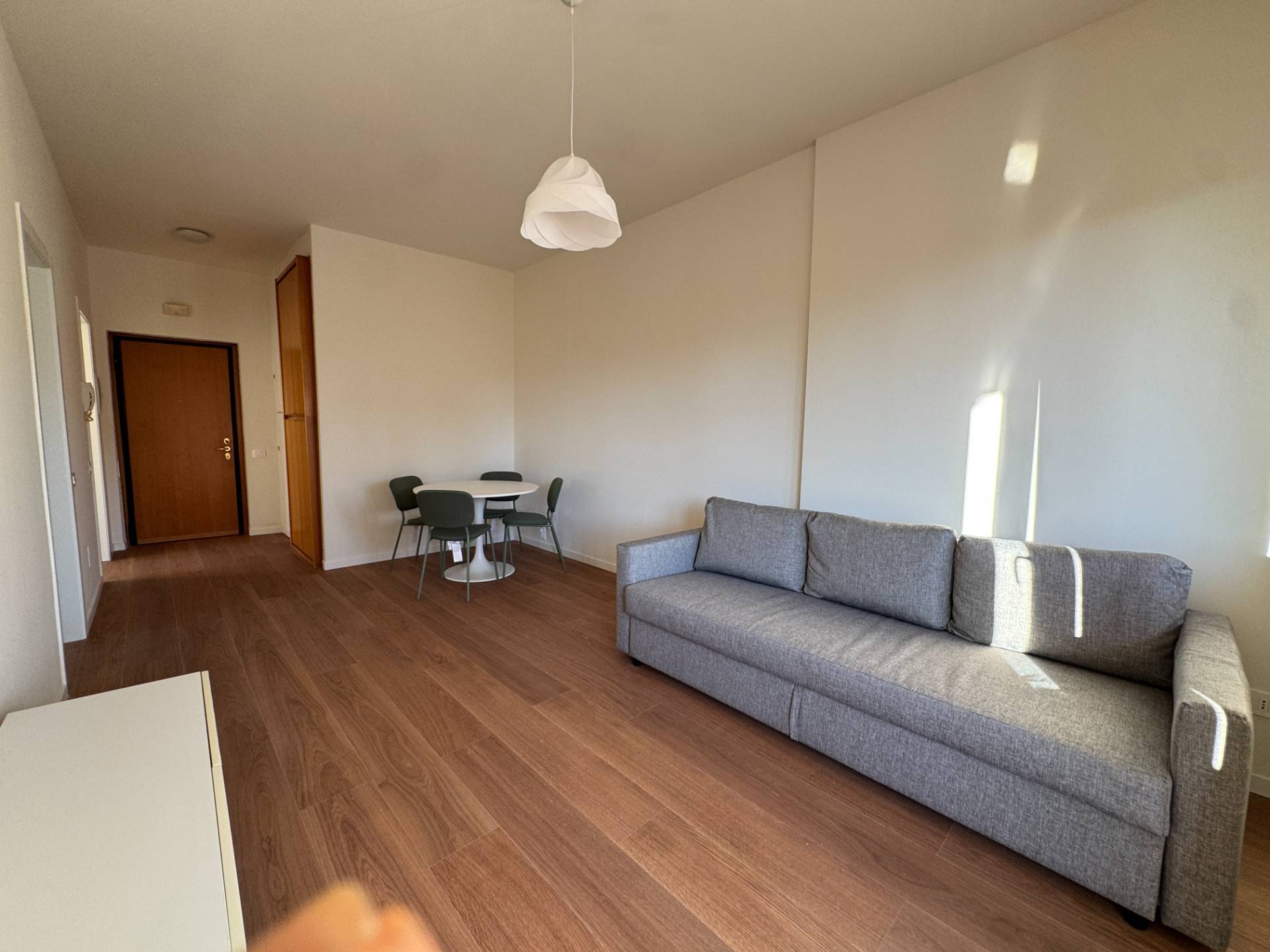 Appartamento in affitto a Milano, Testi