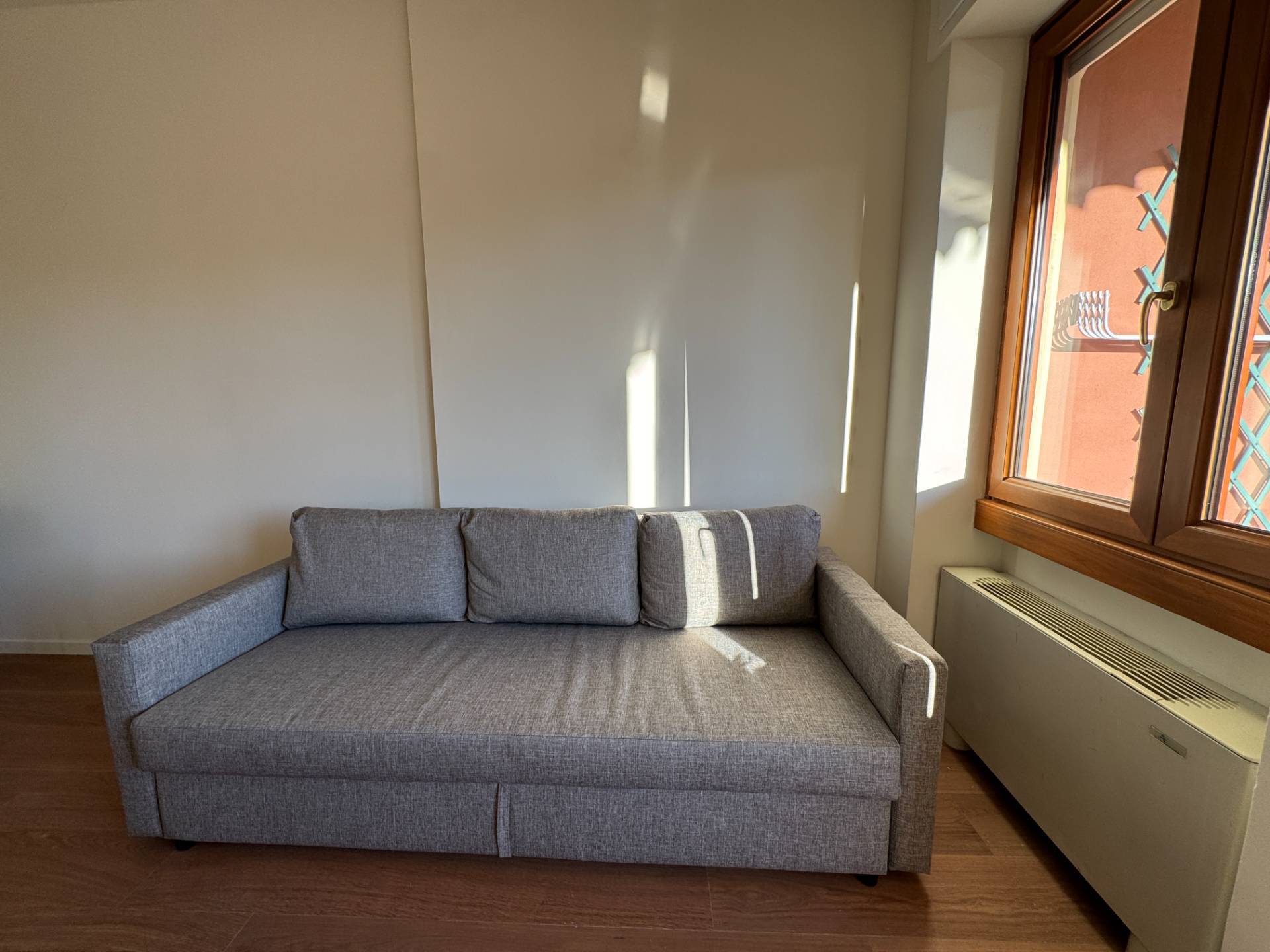 Appartamento in affitto a Milano, Testi