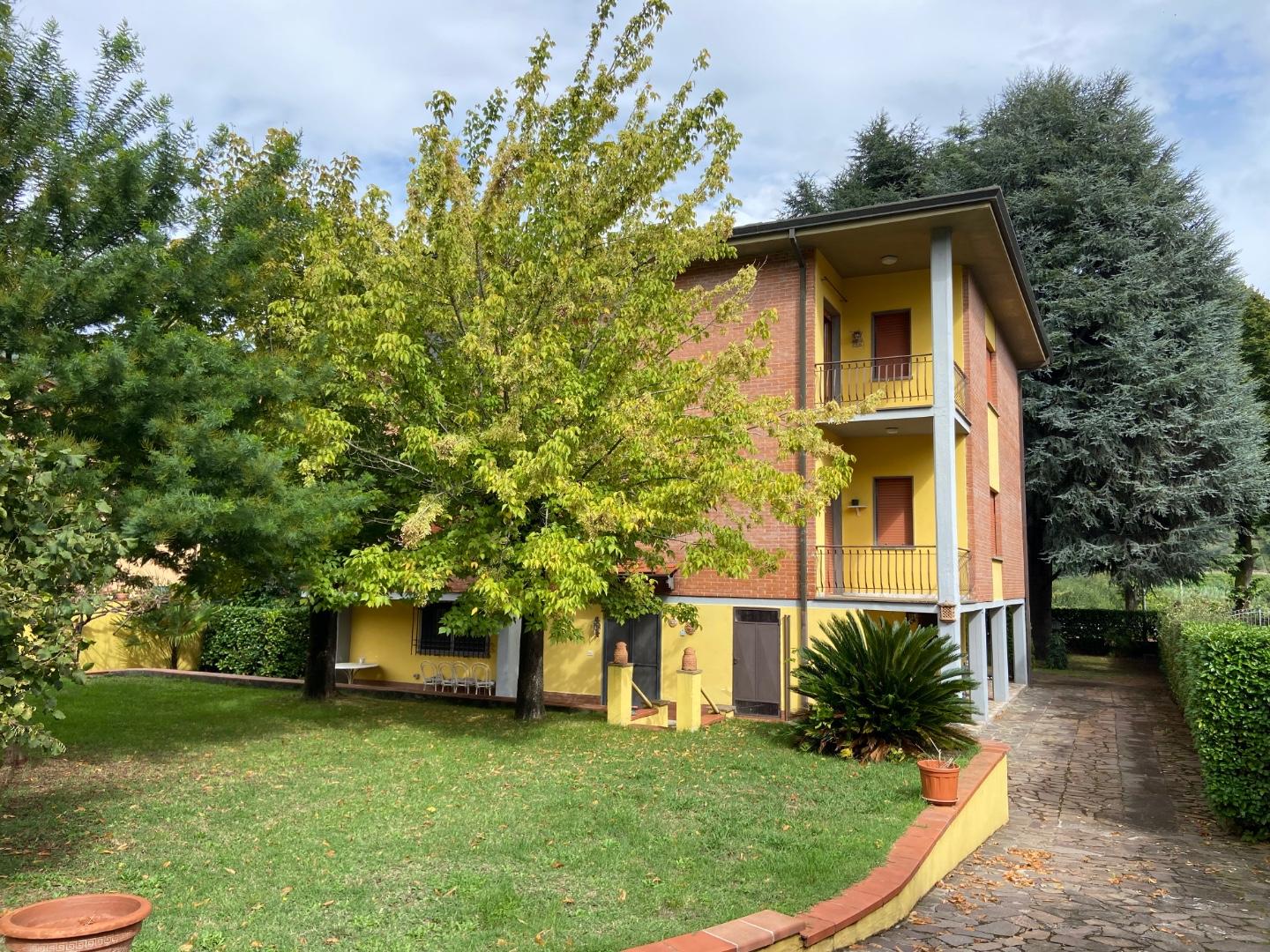 Villa con giardino, Lucca sesto di moriano