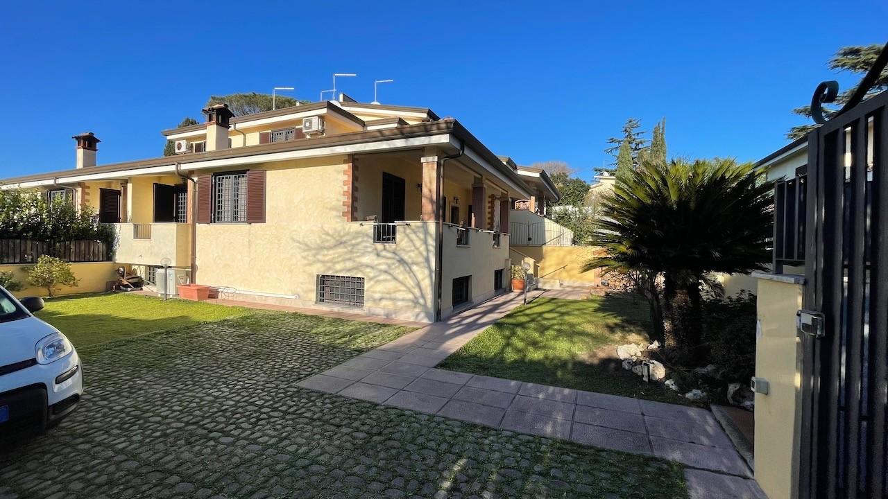 Villa Trifamiliari con giardino a Fiumicino