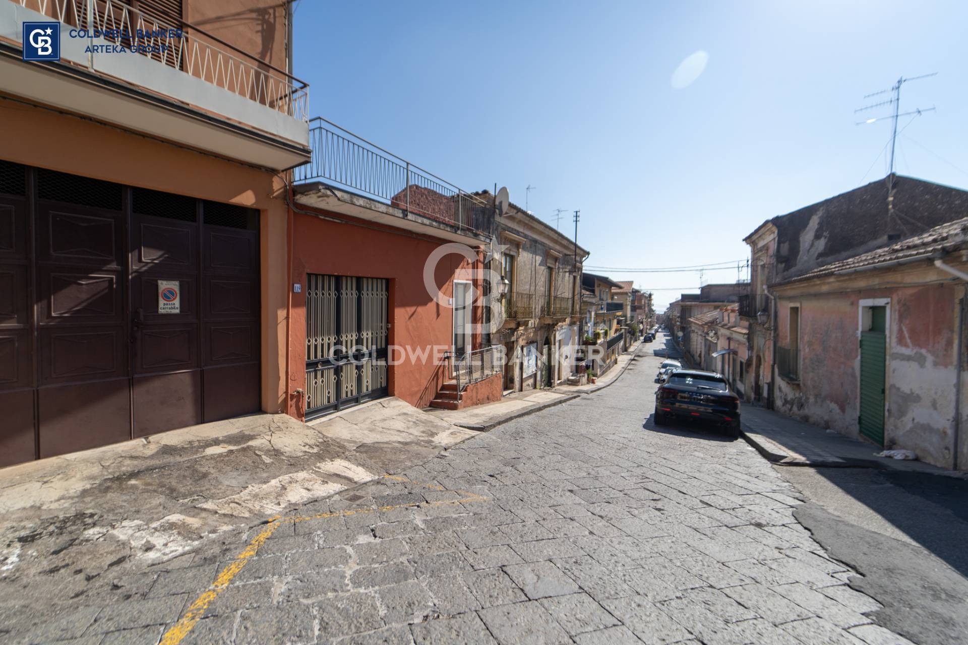 Casa indipendente con terrazzo a Aci Catena