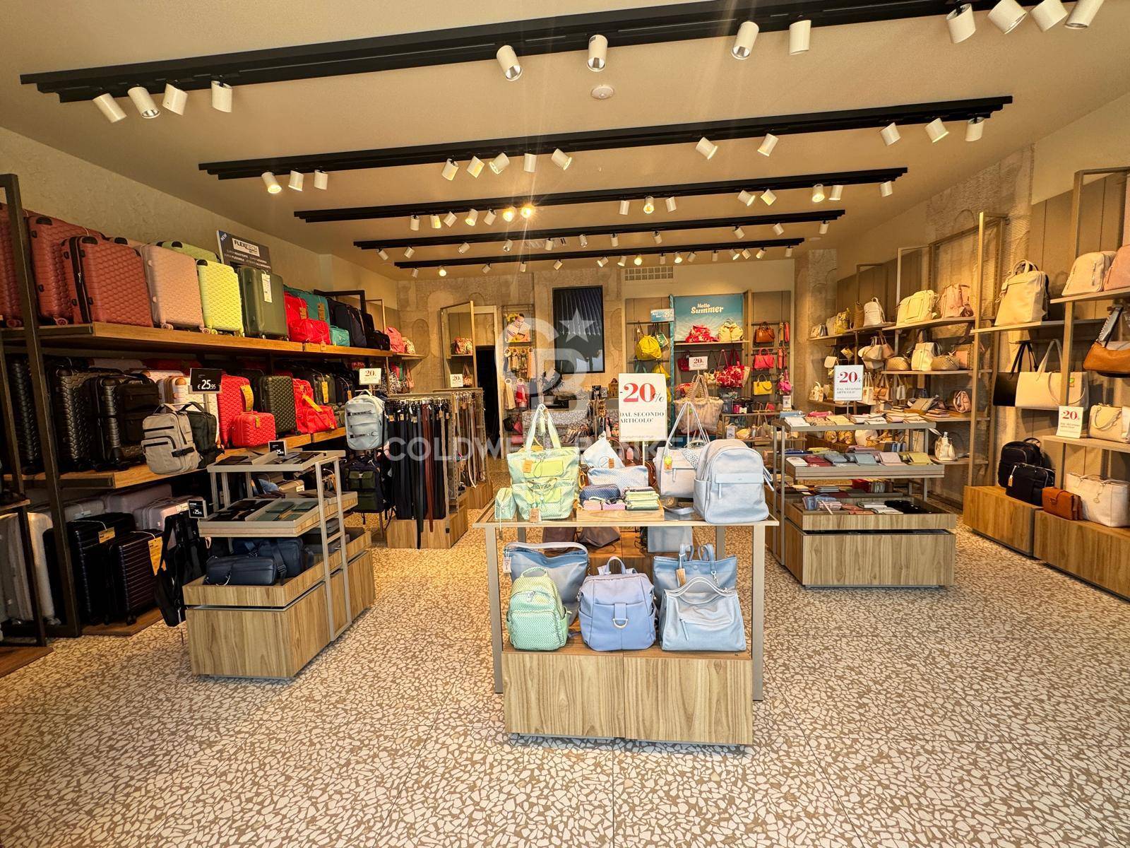 Locale commerciale in affitto a Caltagirone