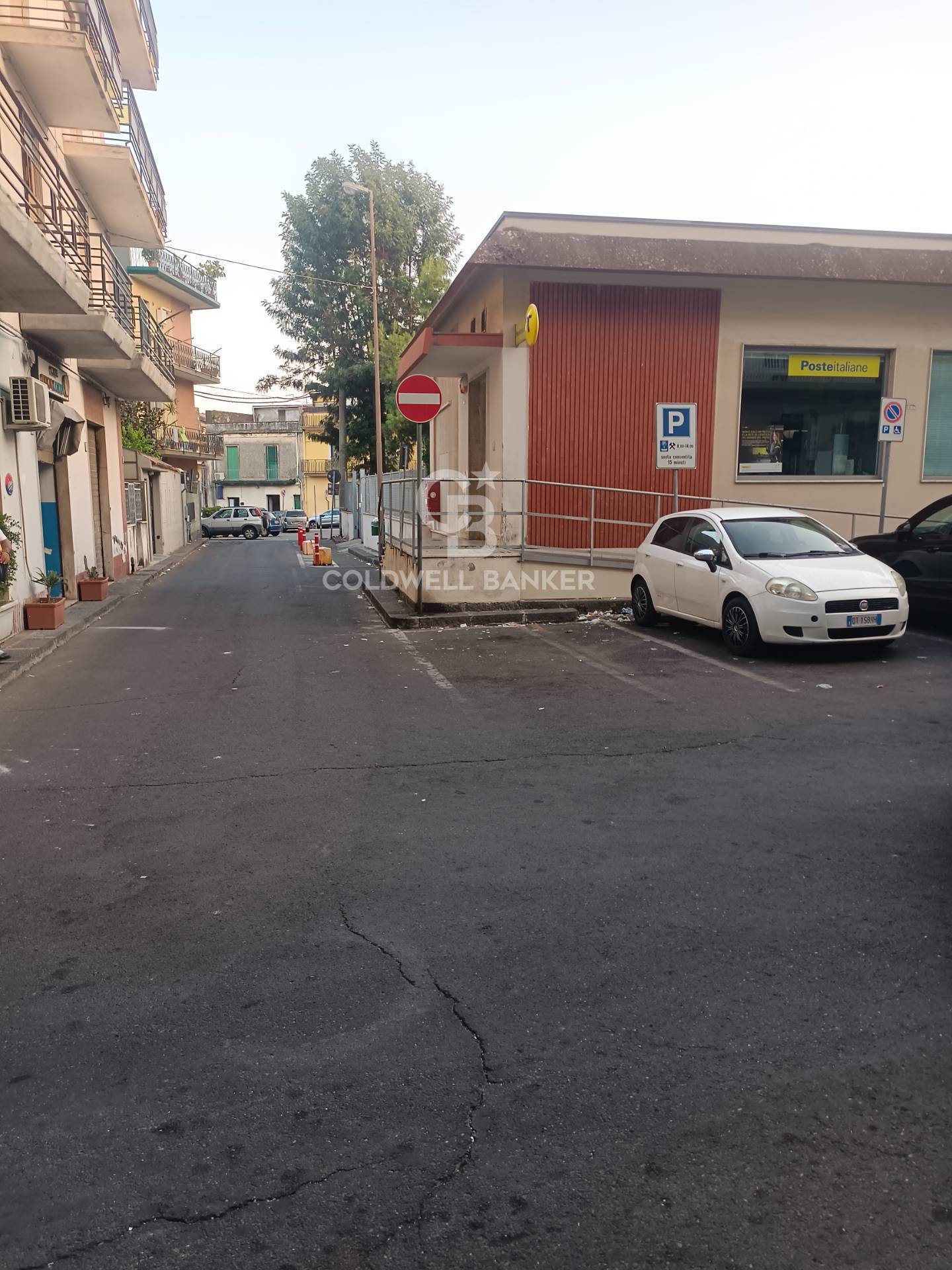 Locale commerciale in vendita a Aci Catena