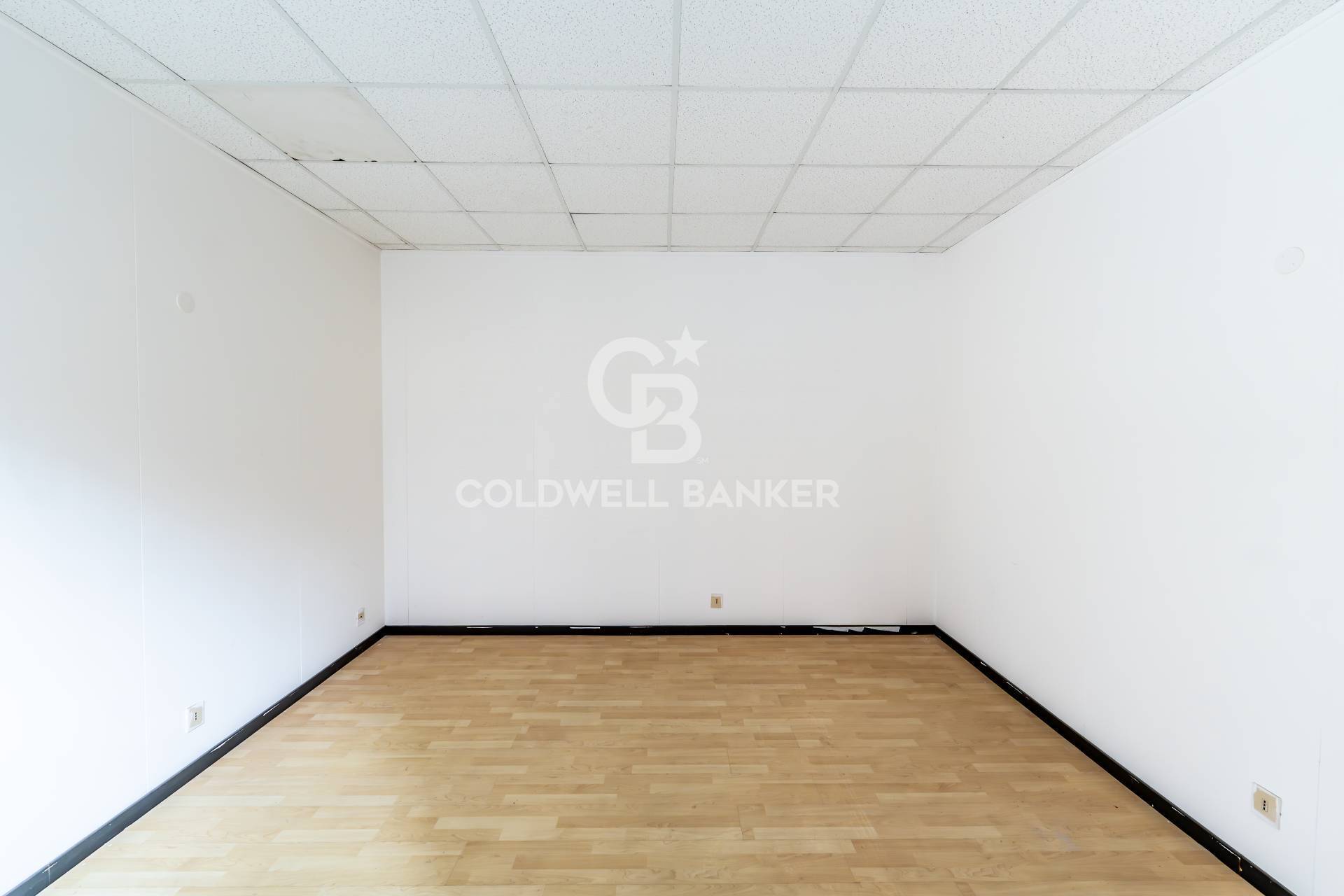 Locale commerciale in vendita a Acireale