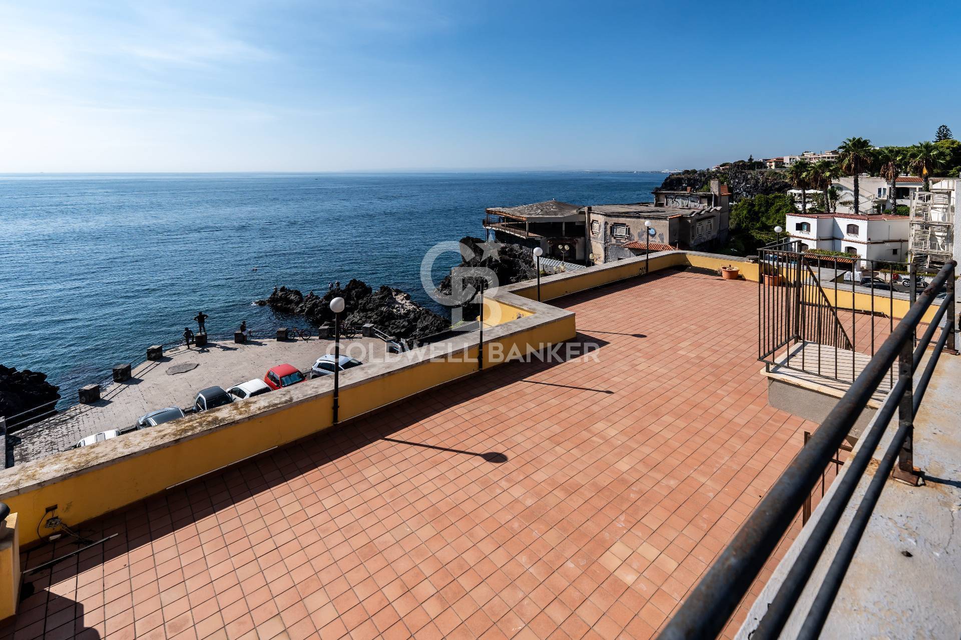 Locale commerciale in vendita a Aci Castello