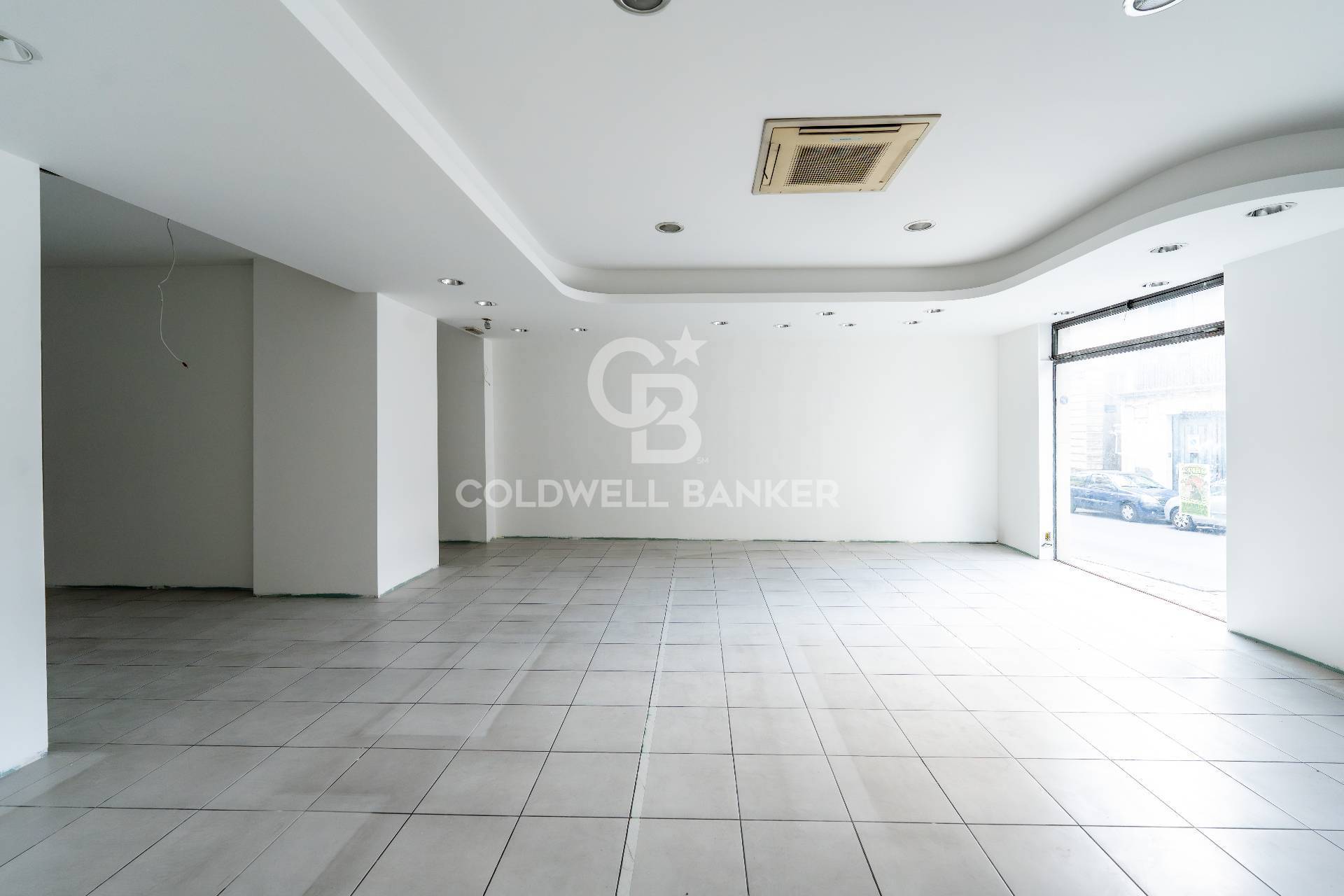 Locale commerciale in vendita a Acireale