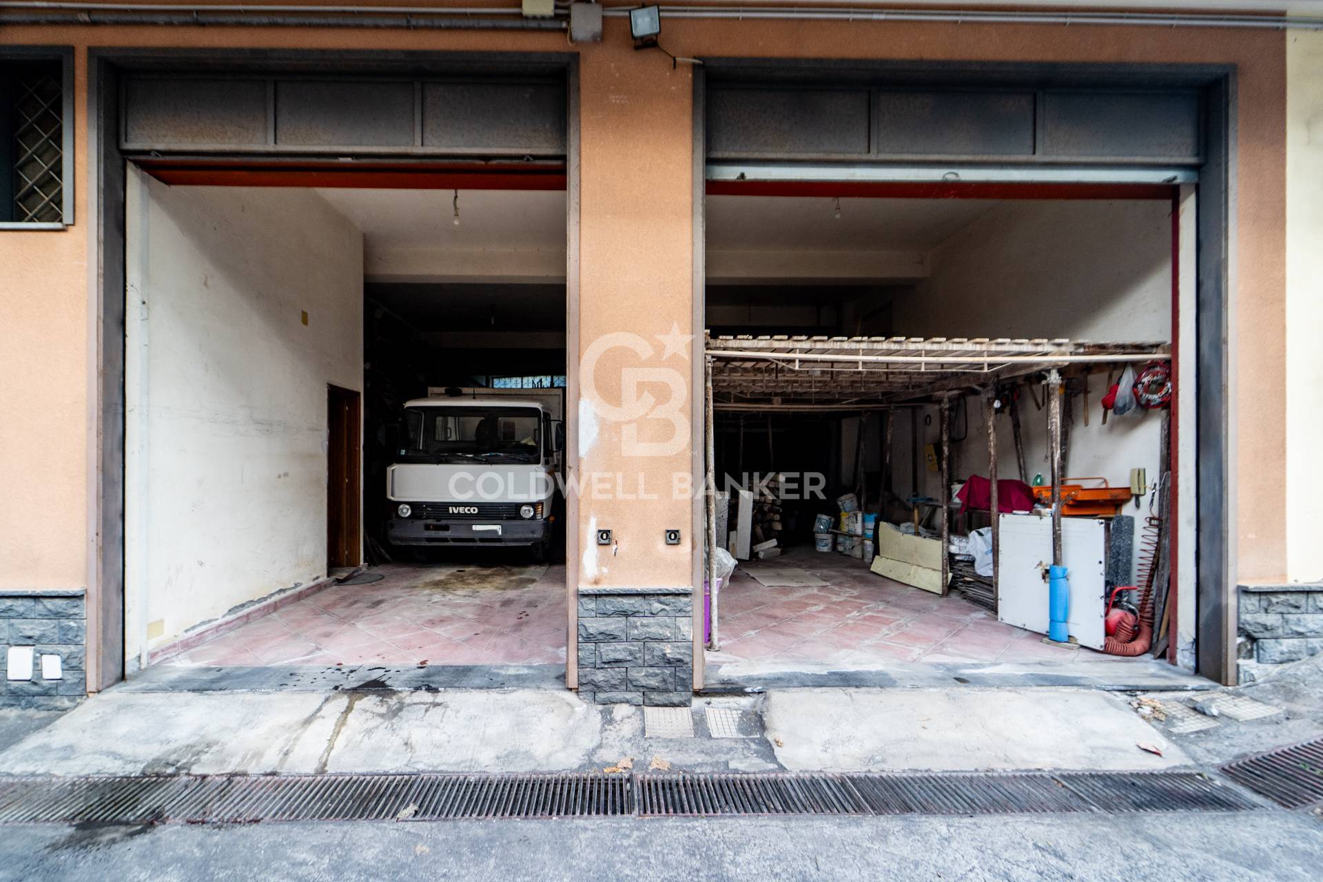 Deposito in vendita a Aci Sant'Antonio