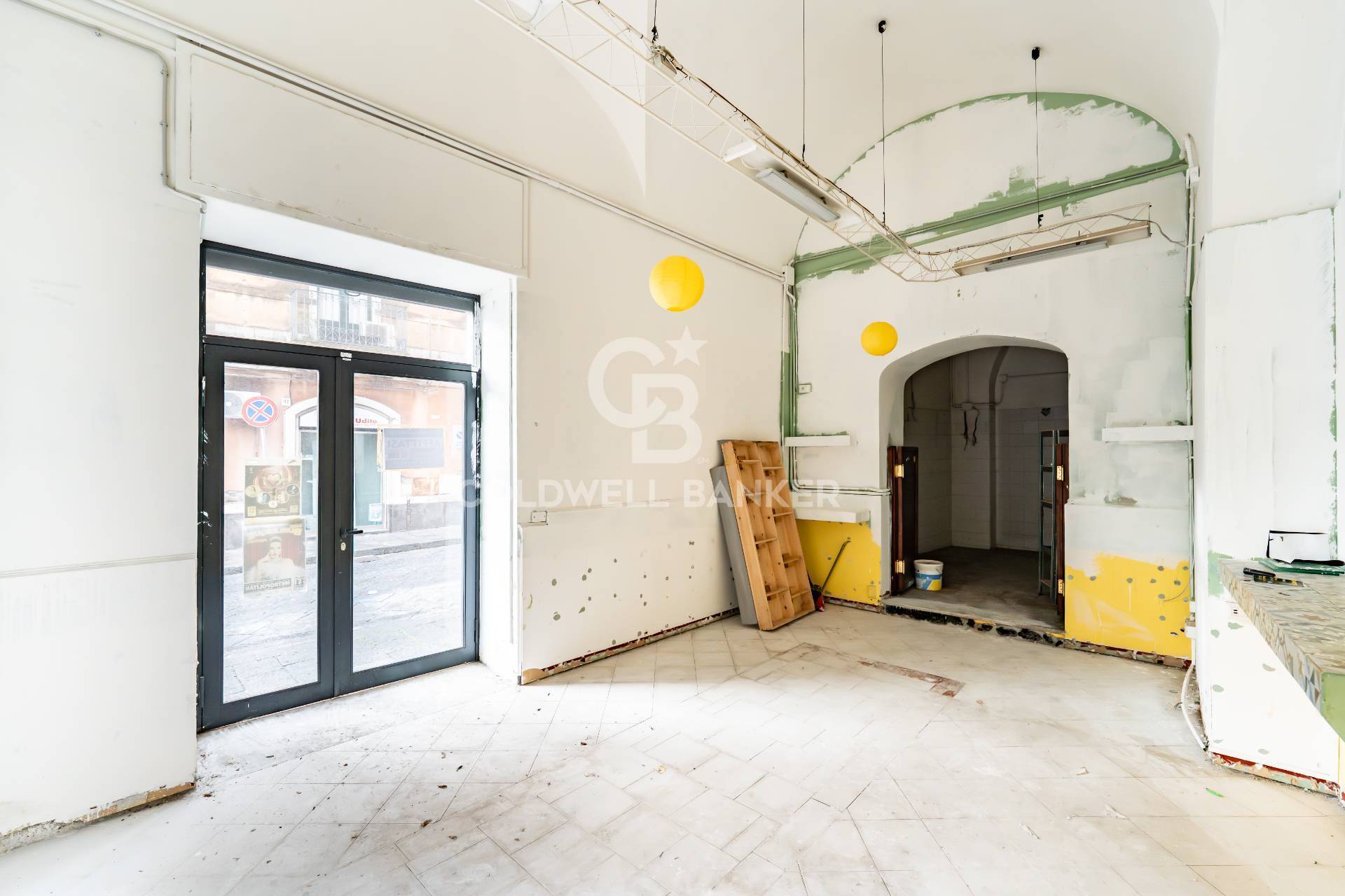 Locale commerciale in affitto a Acireale