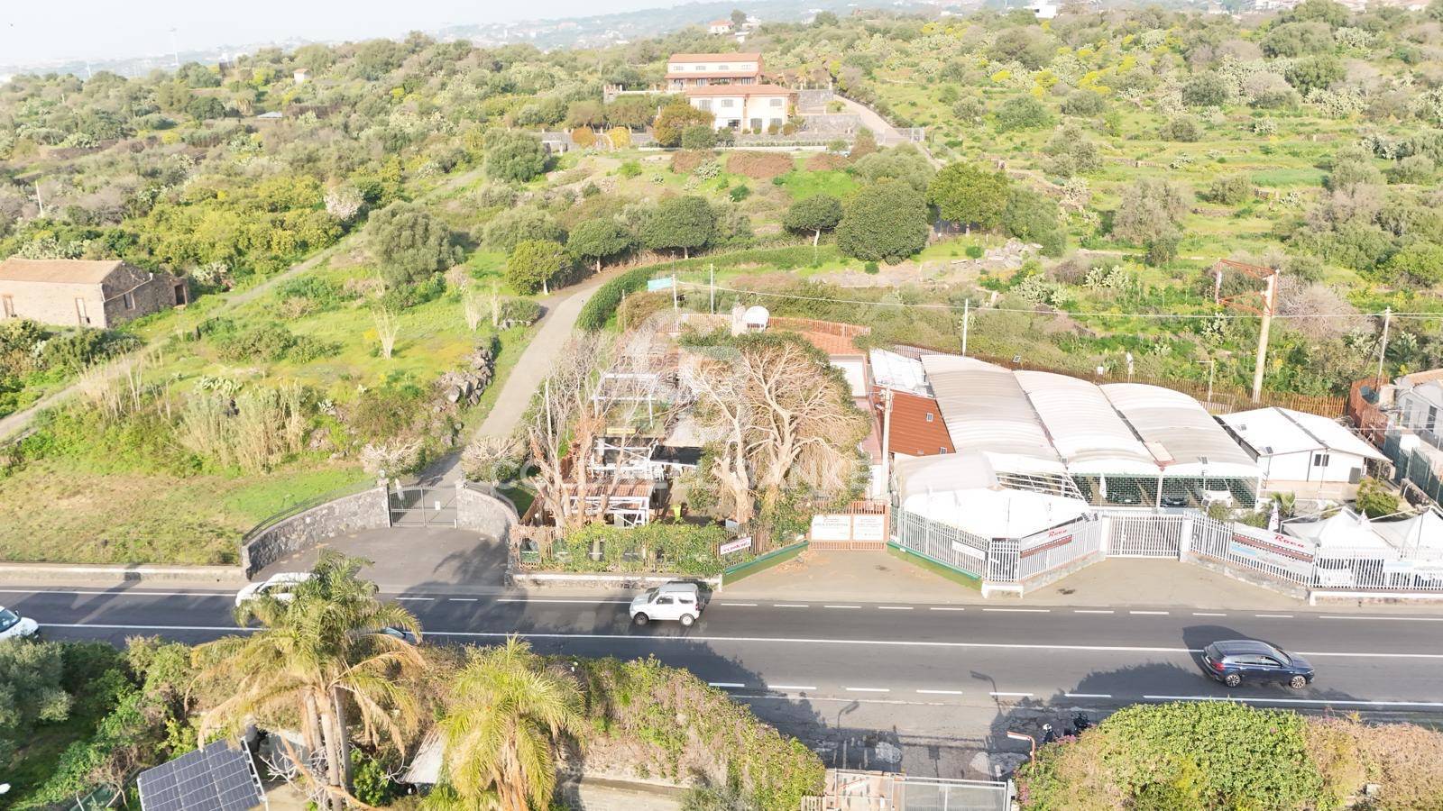 Locale commerciale in vendita a Aci Castello