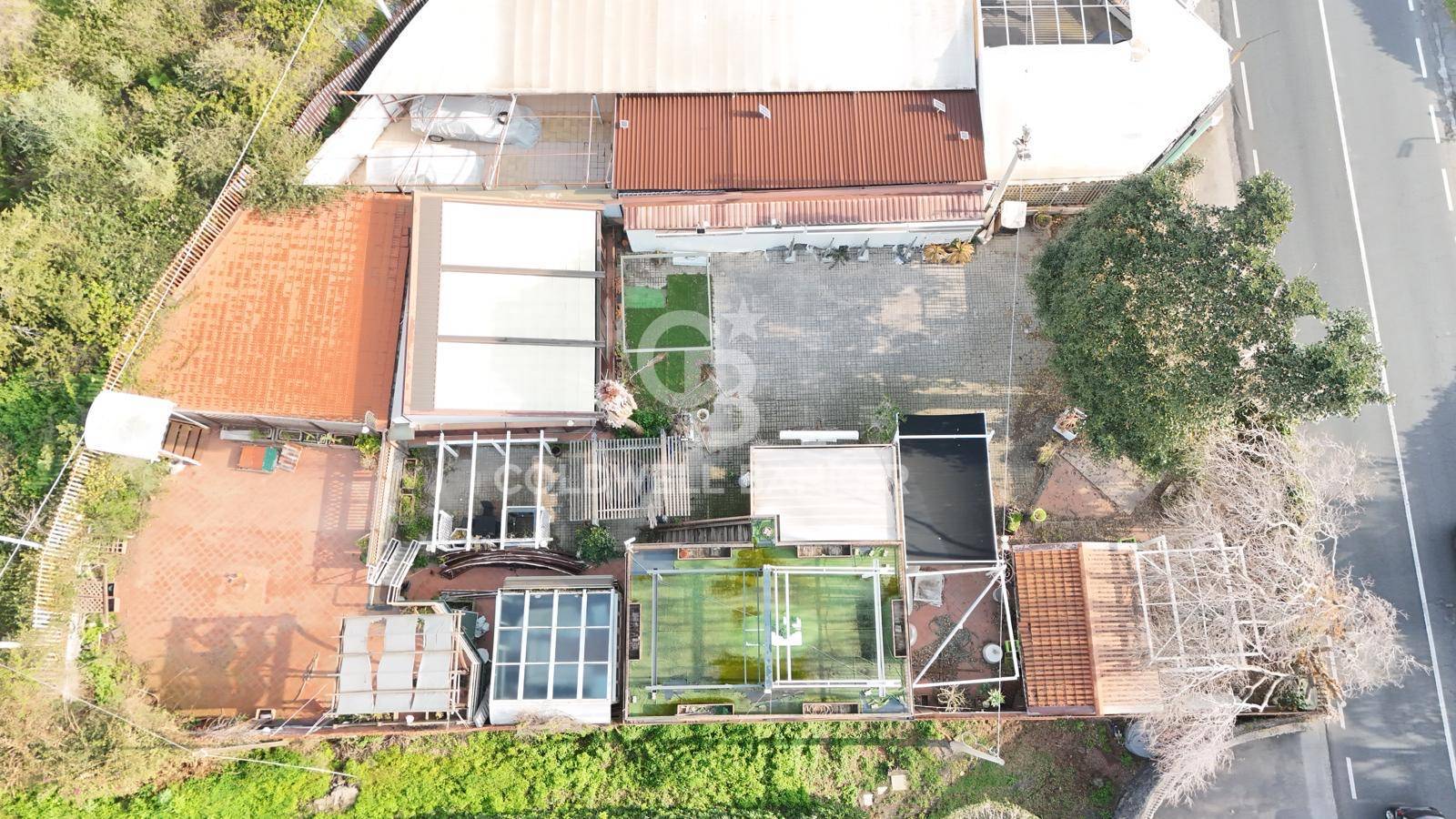 Locale commerciale in vendita a Aci Castello