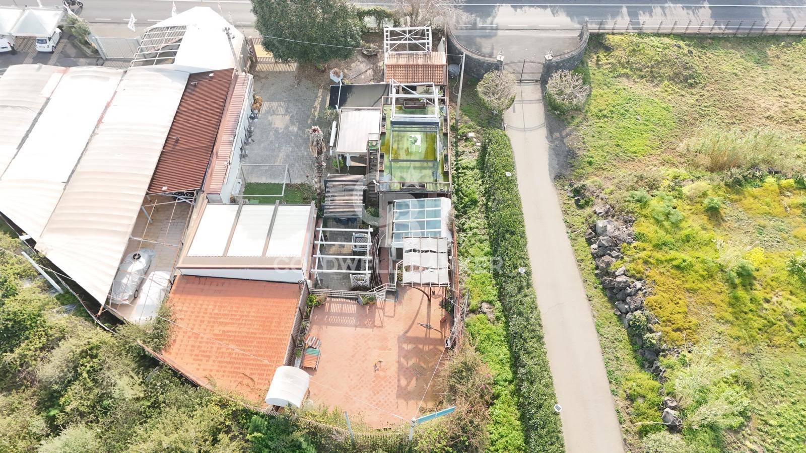 Locale commerciale in vendita a Aci Castello