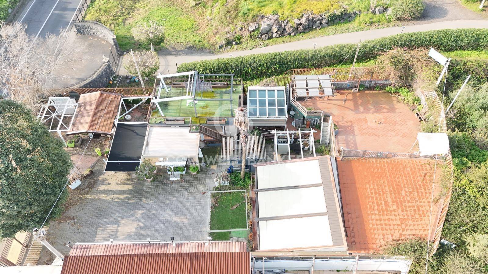 Locale commerciale in vendita a Aci Castello