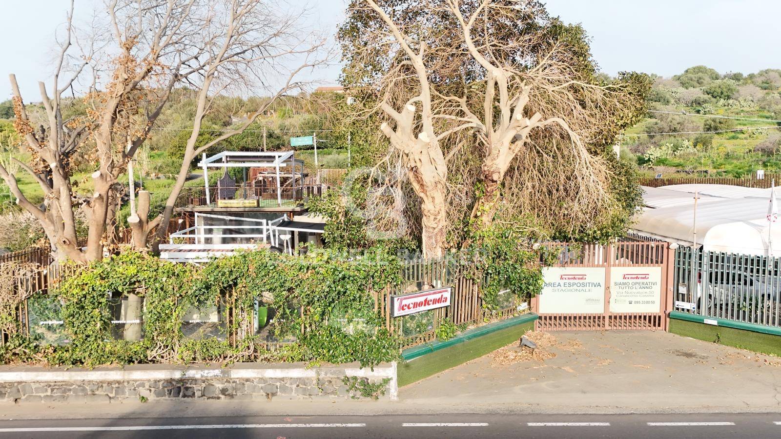 Locale commerciale in vendita a Aci Castello