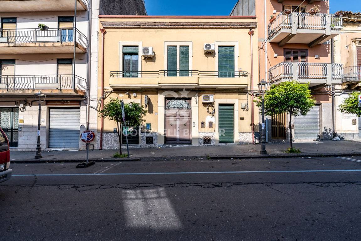 Locale commerciale in affitto a Aci Catena