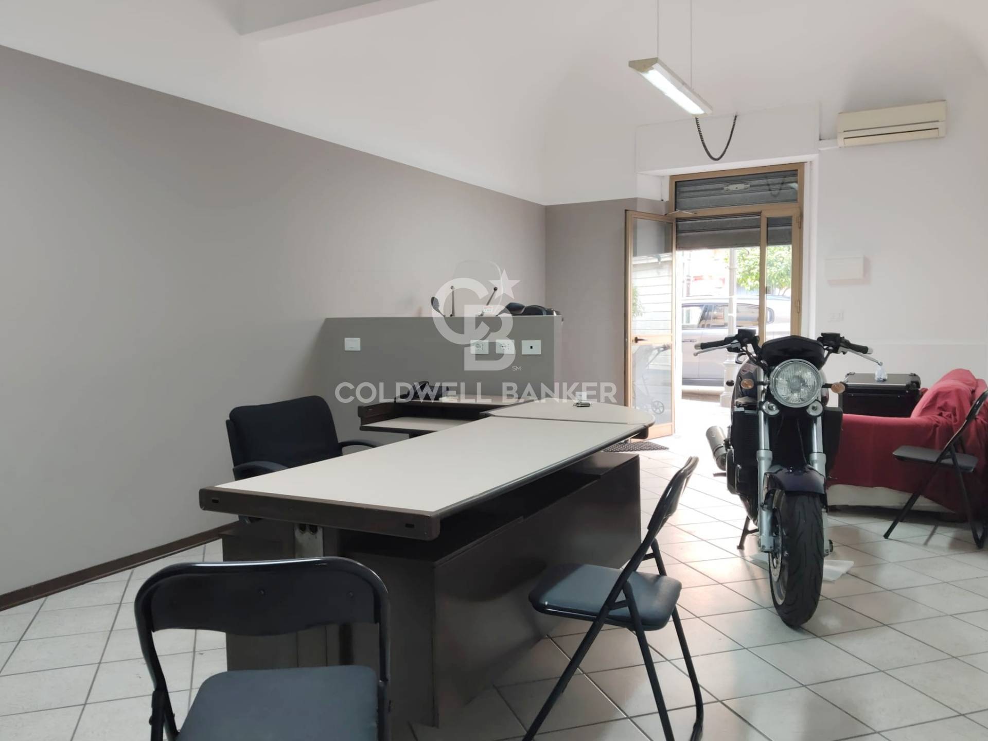 Locale commerciale in affitto a Aci Catena