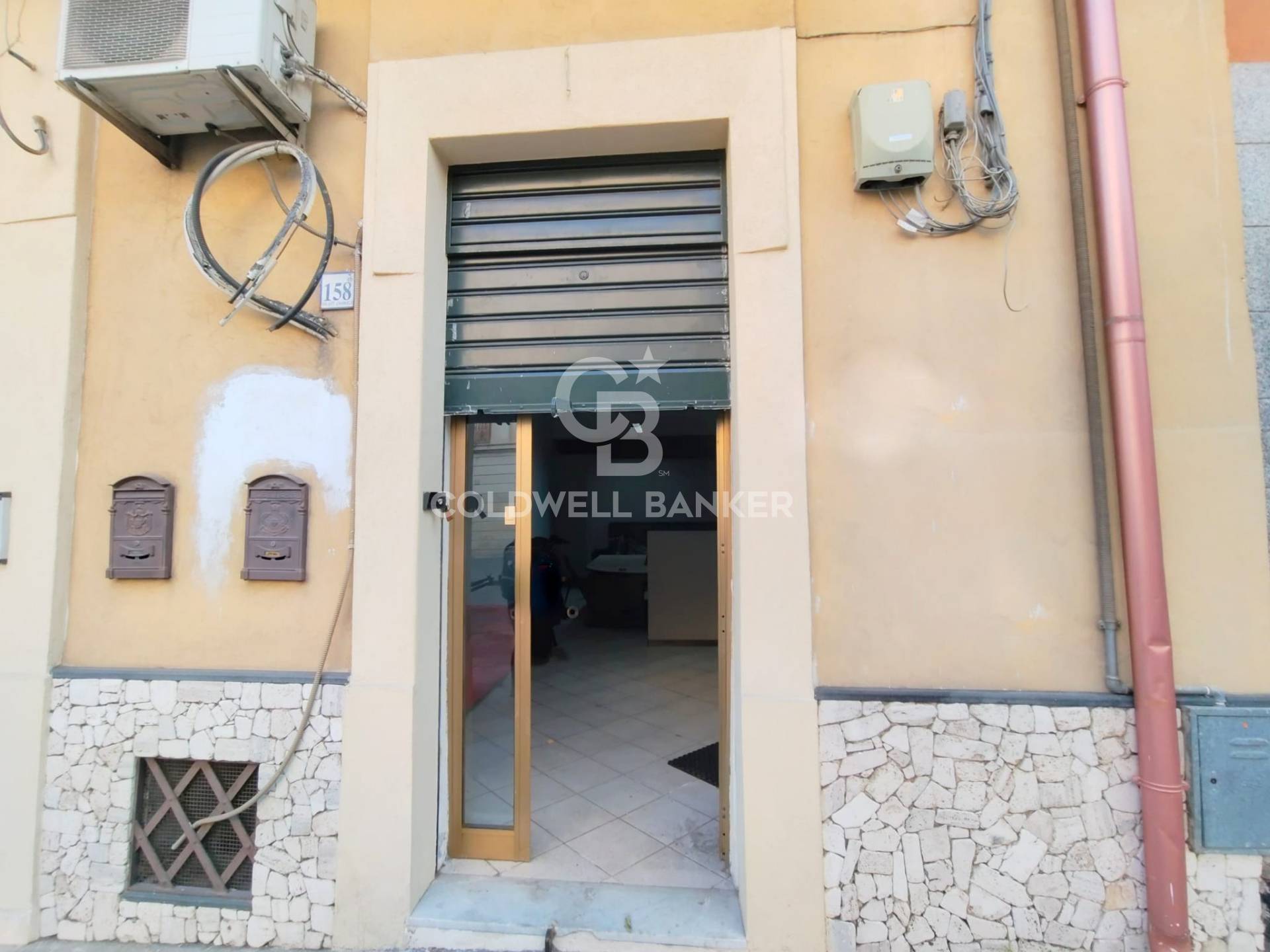 Locale commerciale in affitto a Aci Catena