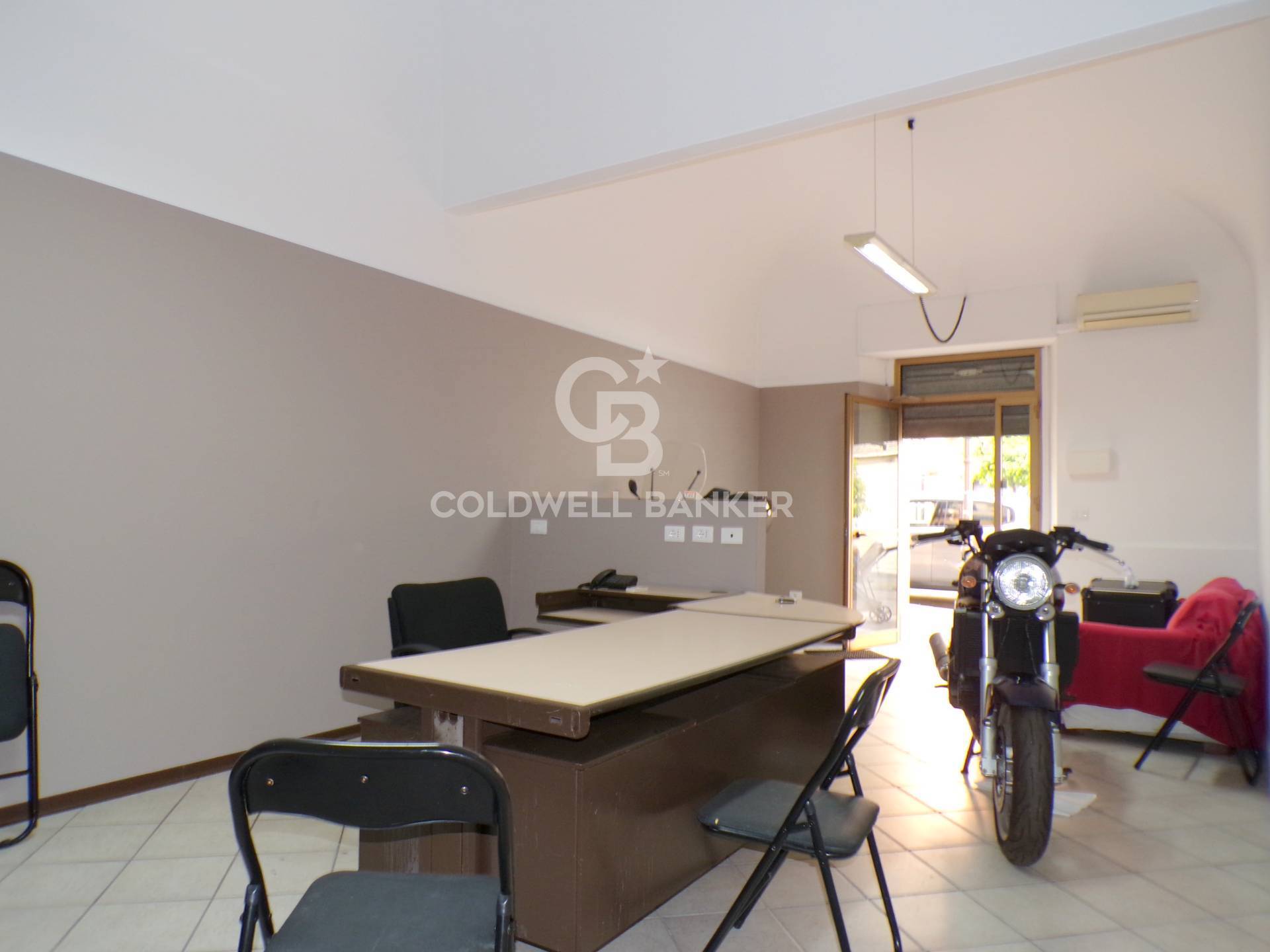 Locale commerciale in affitto a Aci Catena