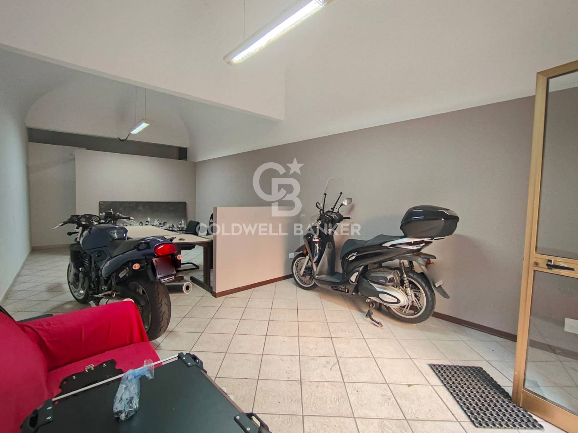 Locale commerciale in affitto a Aci Catena