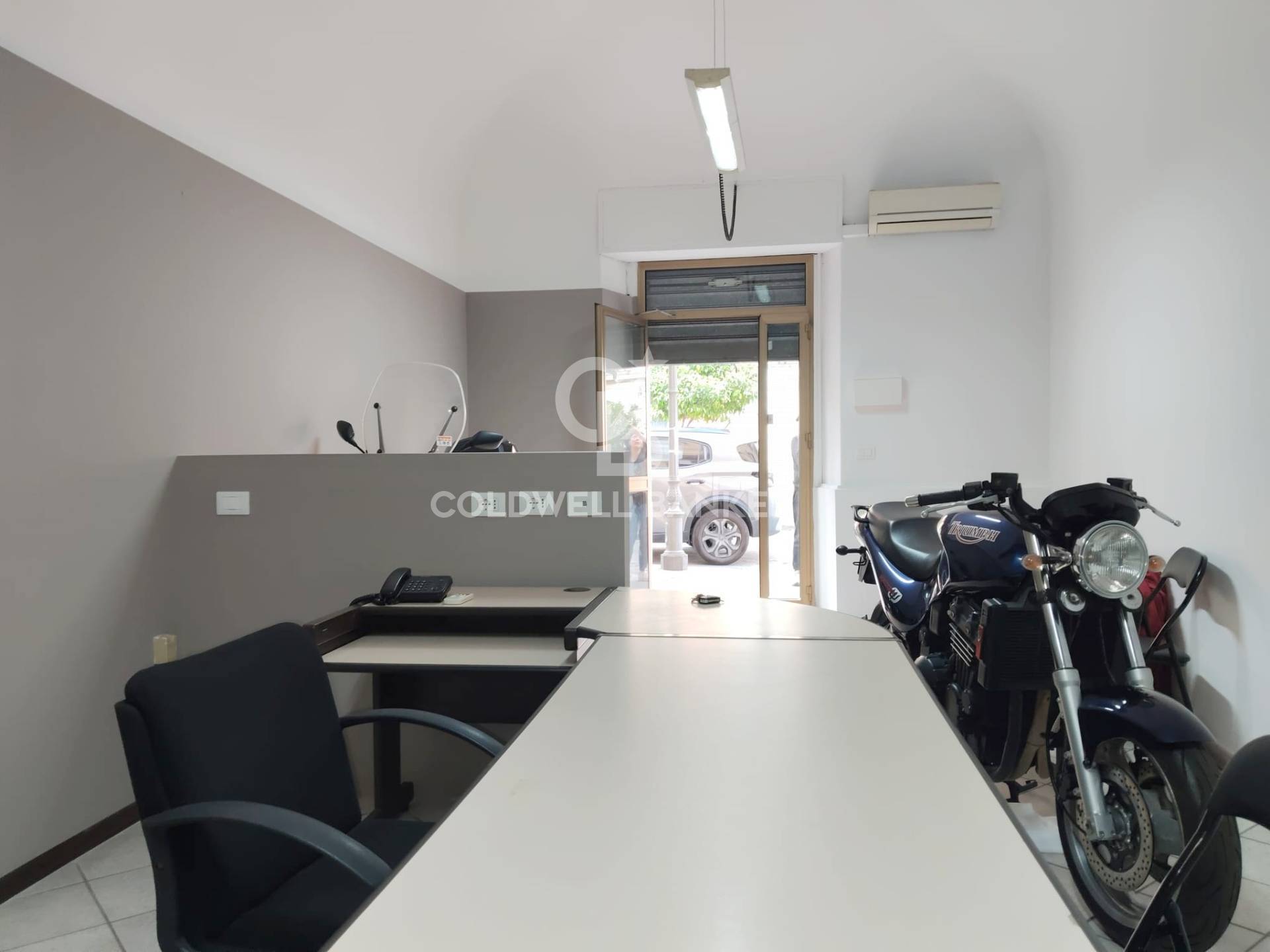 Locale commerciale in affitto a Aci Catena