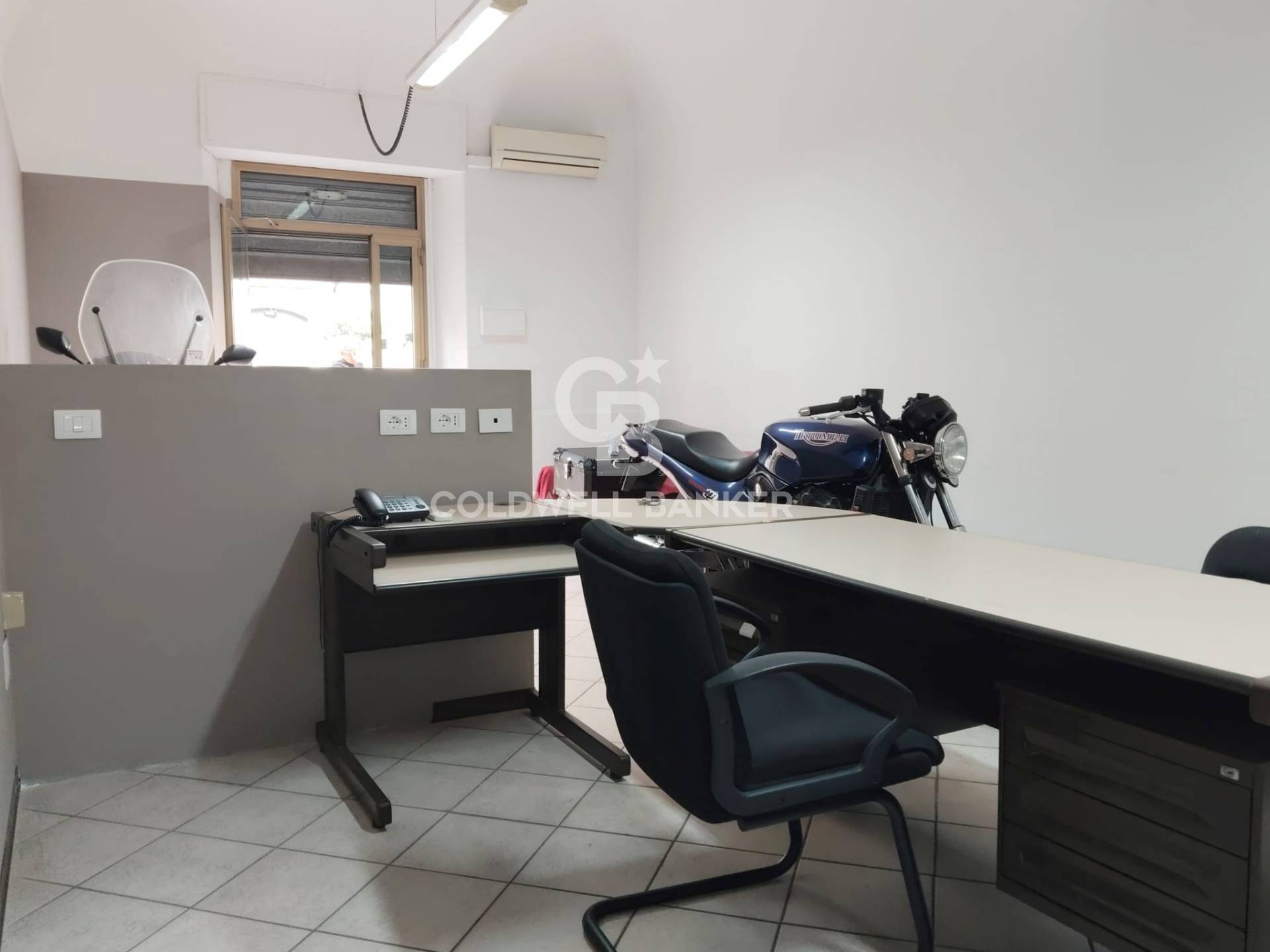 Locale commerciale in affitto a Aci Catena