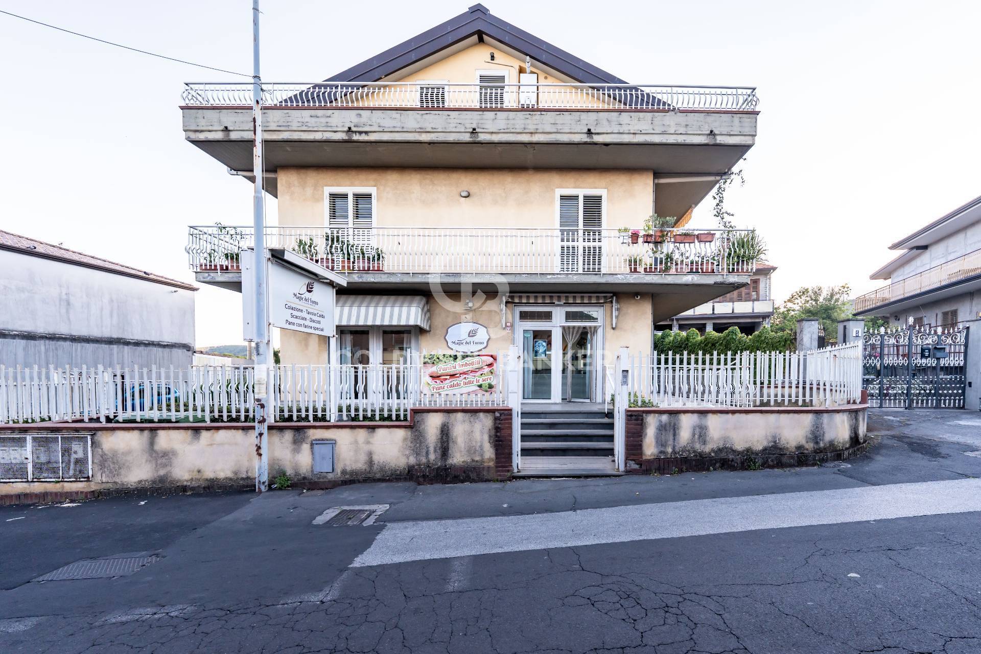 Locale commerciale in vendita a Aci Sant'Antonio, Lavinaio