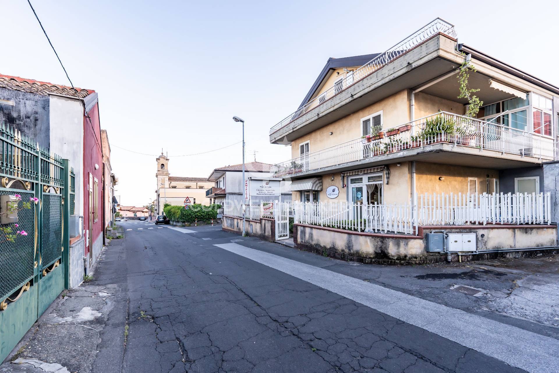 Locale commerciale in vendita a Aci Sant'Antonio, Lavinaio