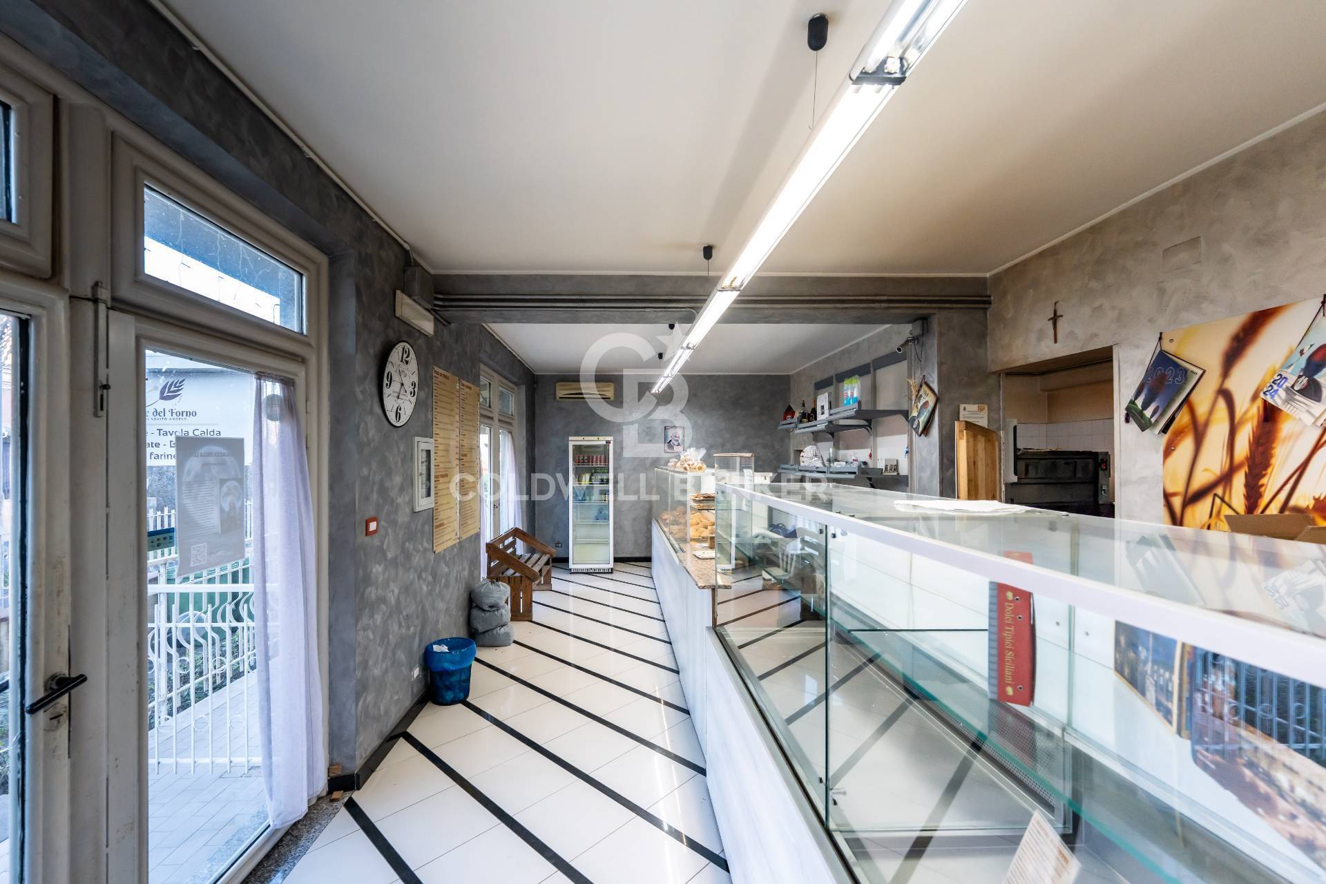 Locale commerciale in vendita a Aci Sant'Antonio, Lavinaio