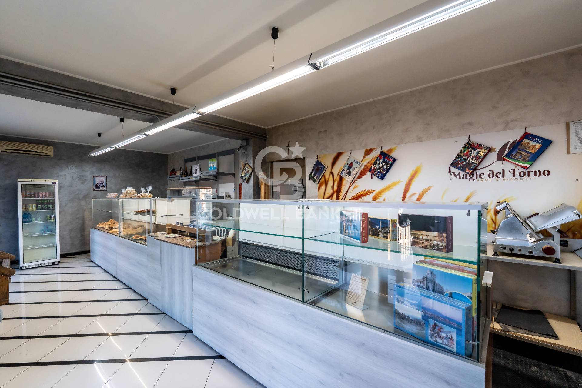 Locale commerciale in vendita a Aci Sant'Antonio, Lavinaio