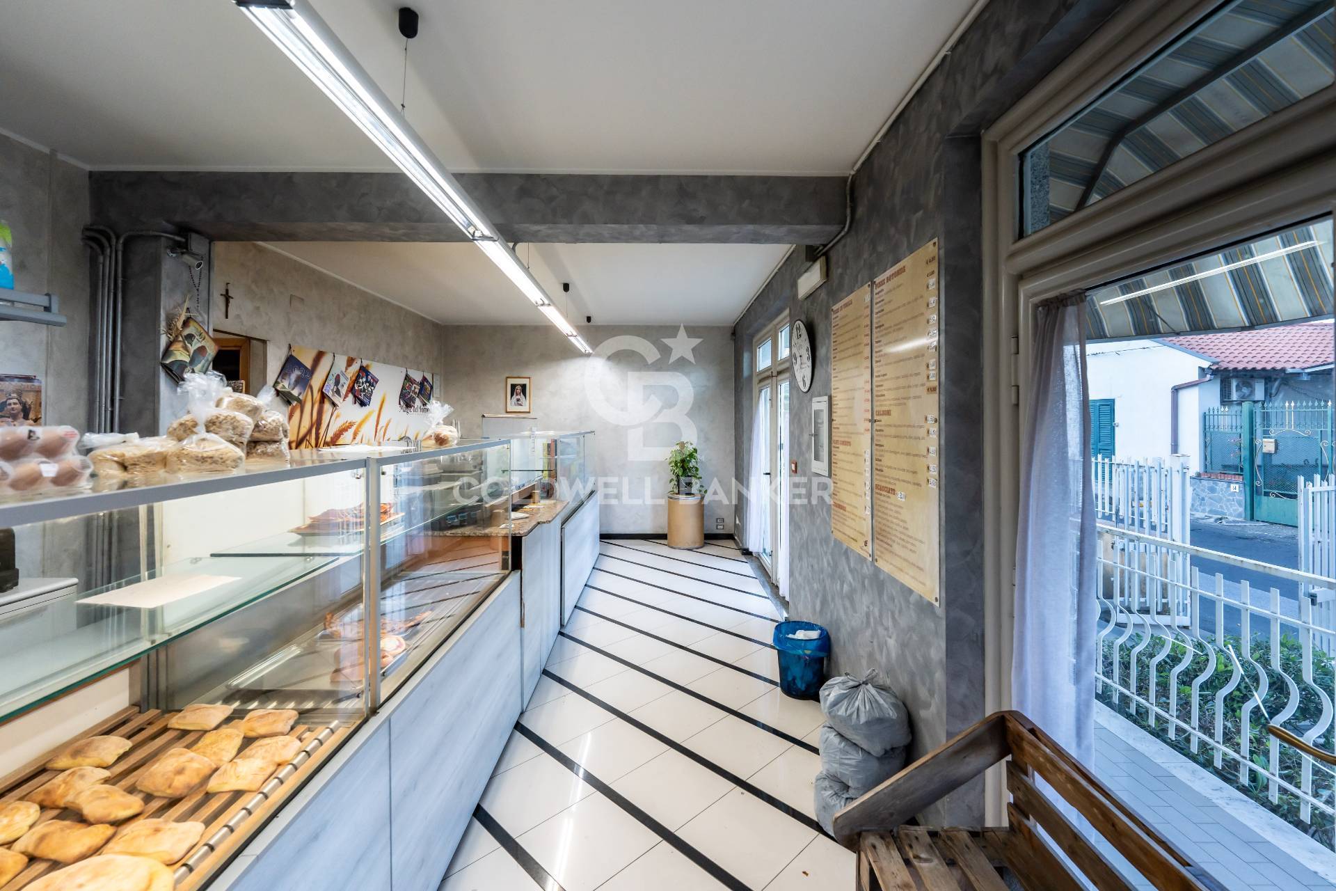 Locale commerciale in vendita a Aci Sant'Antonio, Lavinaio