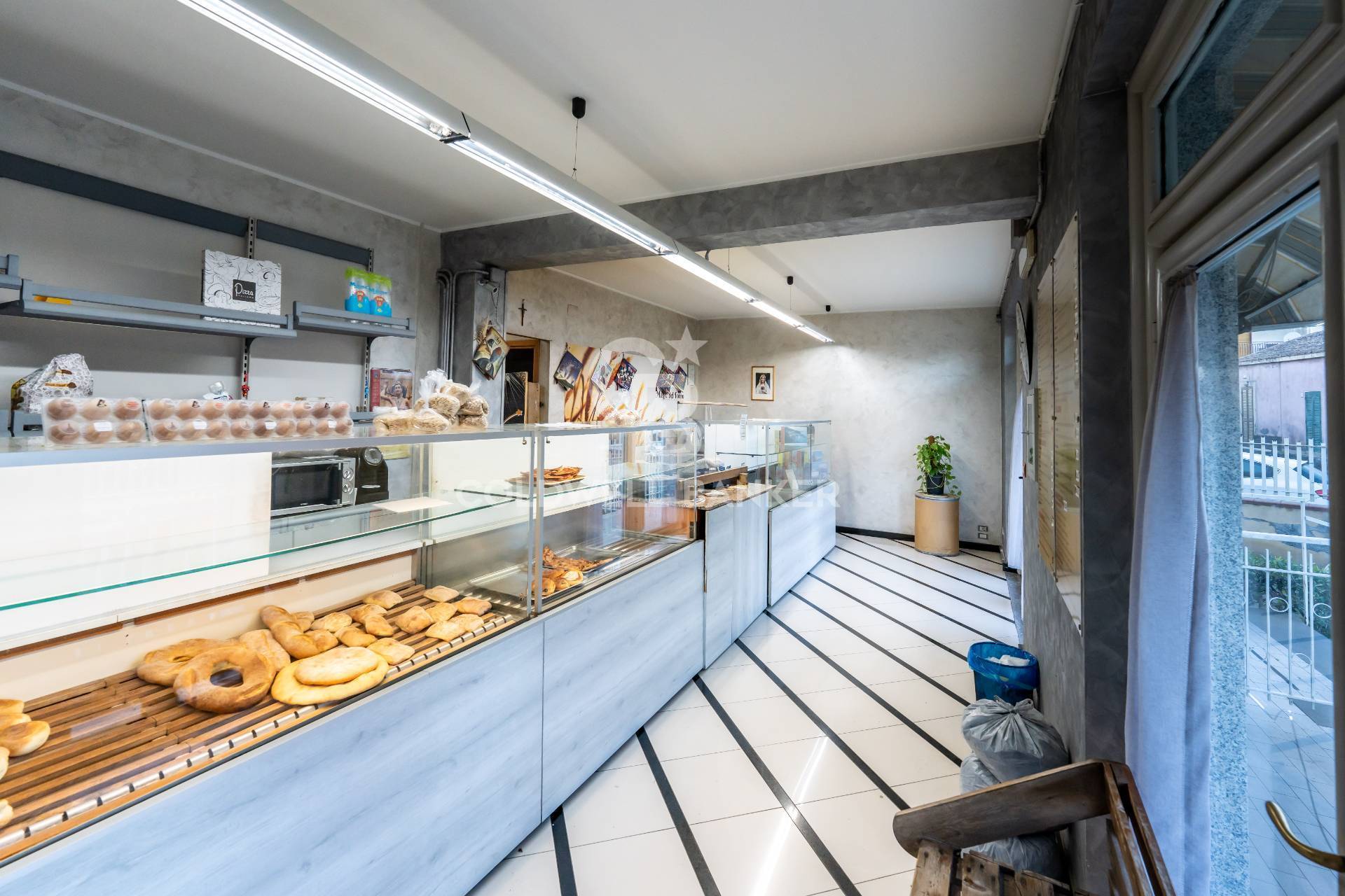 Locale commerciale in vendita a Aci Sant'Antonio, Lavinaio